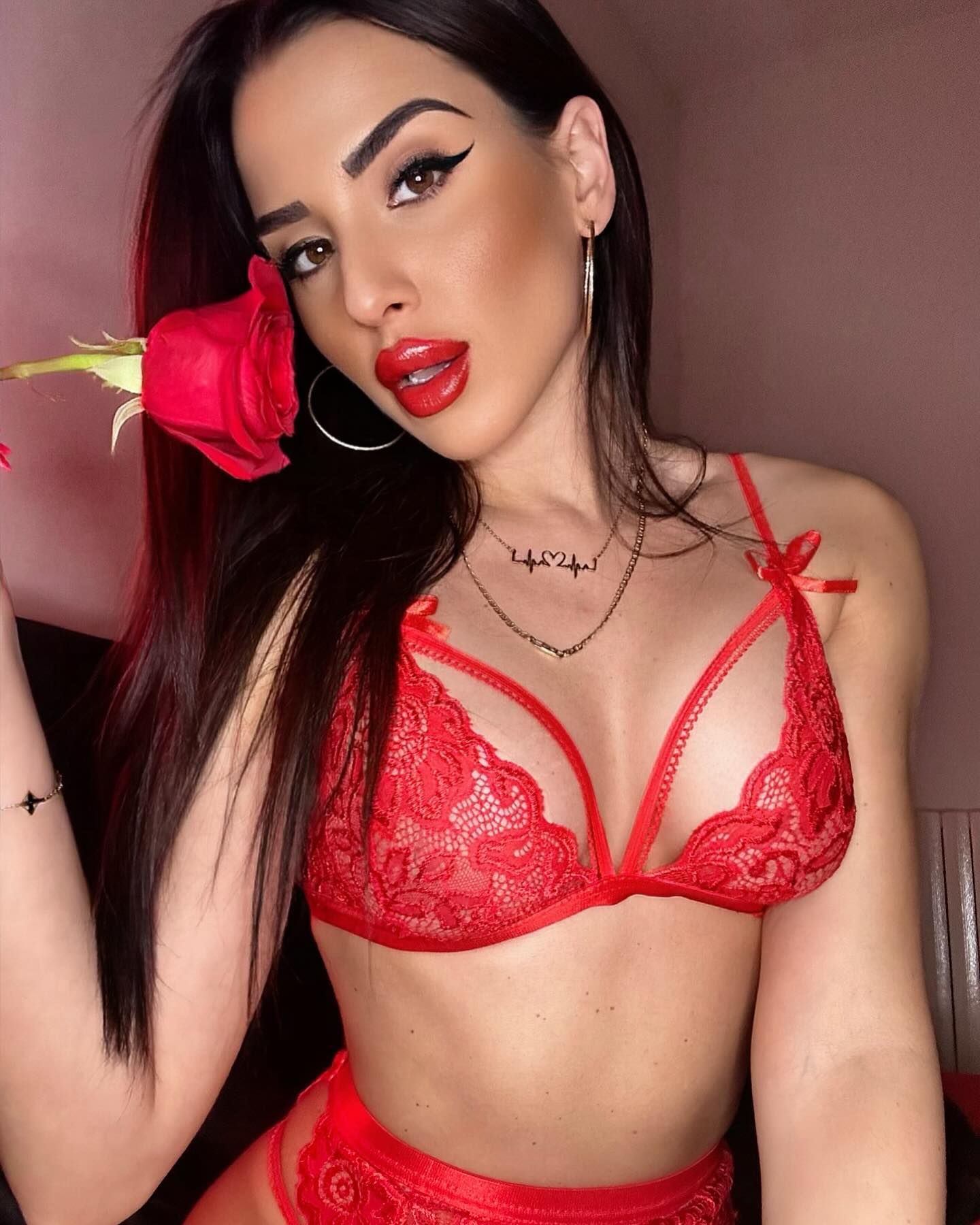 🌹Abella Angel 🥀
Chi vuole una rosa 
deve rispettarne 
le spine🥀
#rose #passion #flowers #lingerie #redlips #redlingerie #slave2beauty #bedroomdecor #stockings #loveit #contentcreator