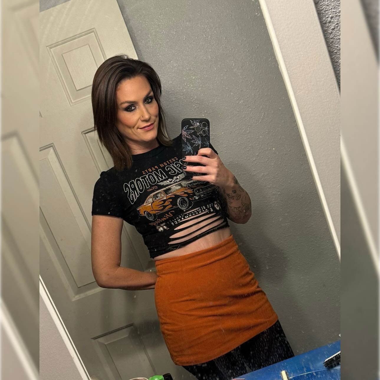 New hair, who dis? 

#newhair #whodis #brunette #haircut #new #different #freckles #dimples #messy #bathroom #mirror #nightout #girlsnight #thursday #drinks #dancing #arizona #tucson #nightlife #outfit #ootd #manicure #nails #makeup #tattoo #tattoosleeve #sticker