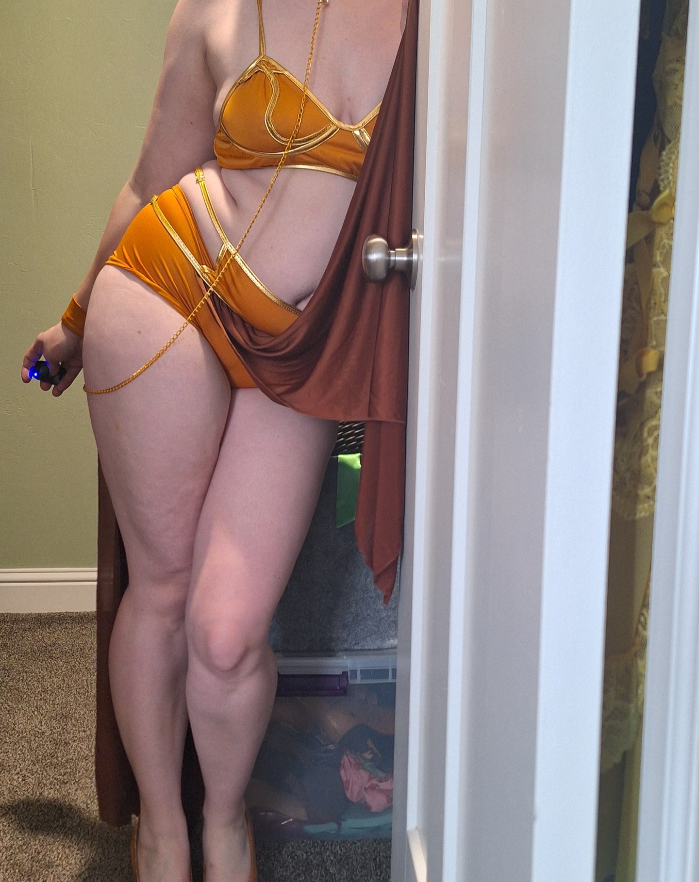 Help me be a good slave to my husband and help with organizing our closet. It's a mess as you can see. https://linktr.ee/amyparadise
#adult  #onlyfans #starwars
