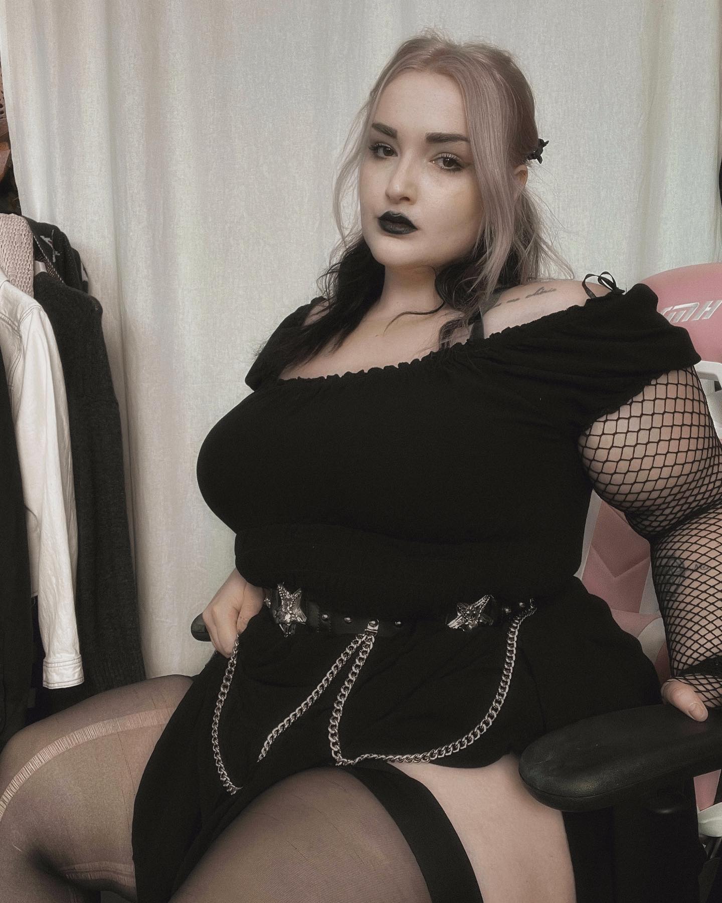 Giving dream gothic gothic girlfriend 😎👻🖤 follow my backup when you can find my VIP stuff @goddessofthepeach_ 💙