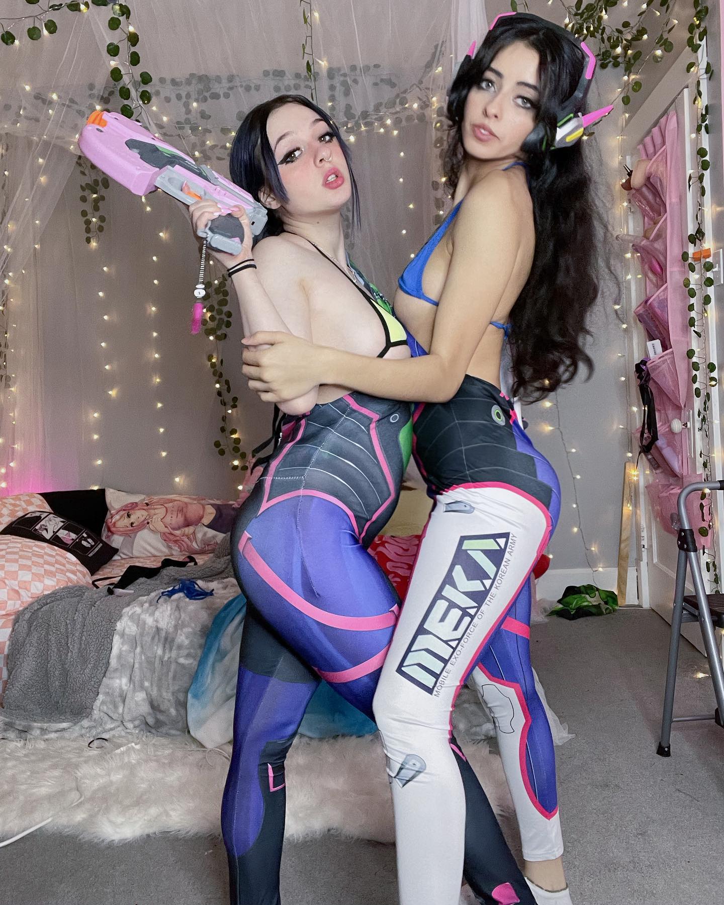 Good thing we brought an umbrella (our eyelashes) for all the ppl seeing this 🙈🖤

#dva #cosplays #overwatch #gamergirls #collab