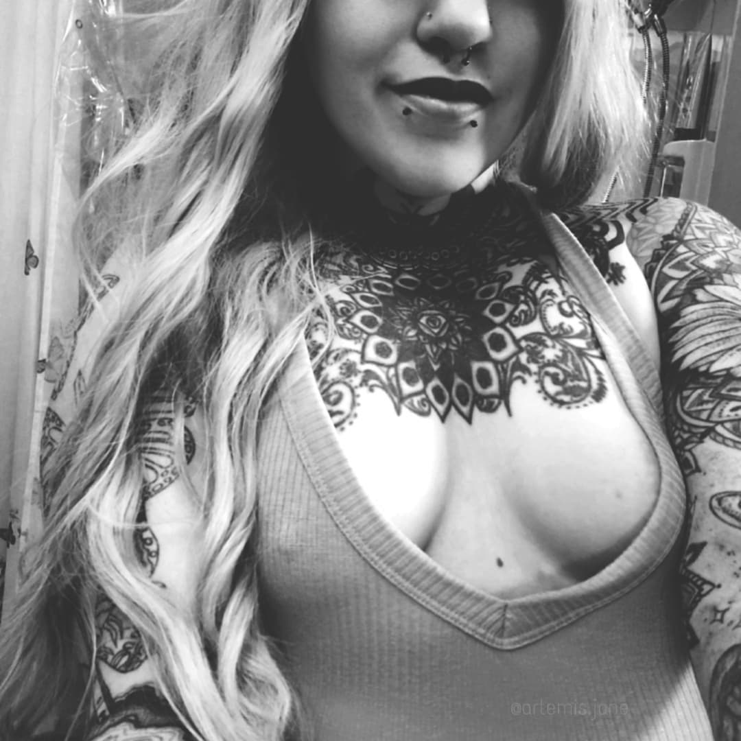 Lmao it looks like I actually have boobs. SIKE. #ittybittytittycommittee #inkedgirls #onlyfanz #accountant #model #subscribe #contentcreator