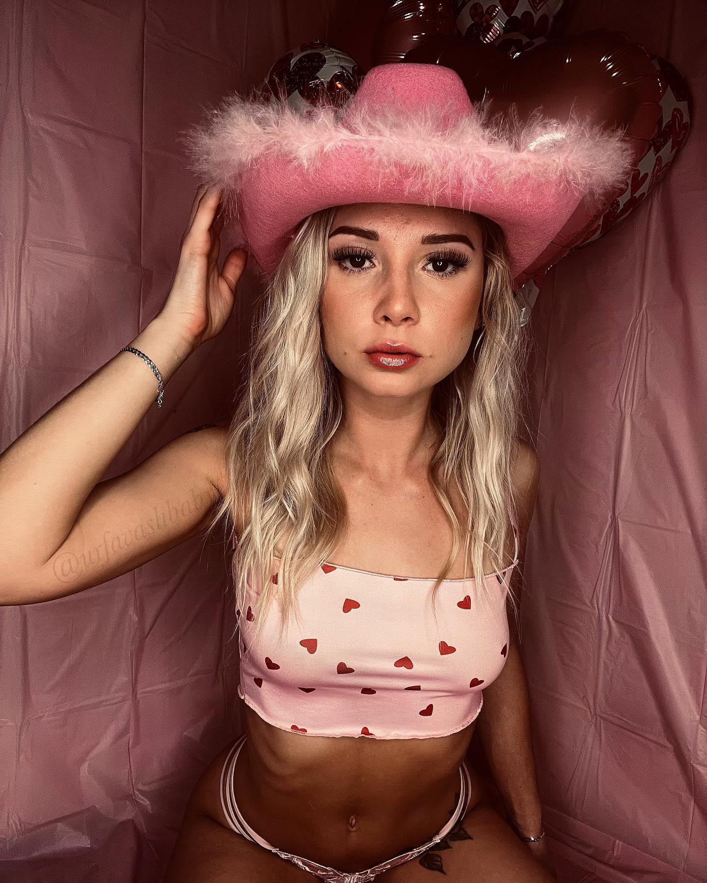 Can you guess my favorite color?🤭
.
.
.
.
.
.
.
#pinkpinkpink #pinkcowgirl #ashbaby #photoshoot #photooftheday #pinkaesthetic #camgirl💘