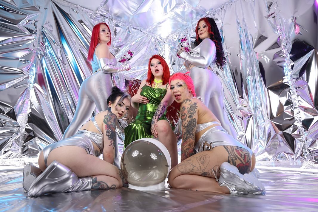 Who’s your favorite member of the #ASStronauts crew? Are you team #ASStronaut or team #ANALien 🛸 vs 👽? Stay tuned to see this mASSterpiece that’s directed by @sabiendemoniaofficial shot by @iamslivan on the planet of urANUS for @alt.erotic starring @sabiendemoniaofficial @theaspenjade @taylor_nicolekitten @lorelaidoordie @bunnivalentineofficial