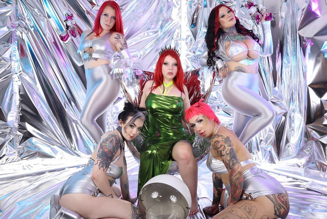Who’s your favorite member of the #ASStronauts crew? Are you team #ASStronaut or team #ANALien 🛸 vs 👽? Stay tuned to see this mASSterpiece that’s directed by @sabiendemoniaofficial shot by @iamslivan on the planet of urANUS for @alt.erotic starring @sabiendemoniaofficial @theaspenjade @taylor_nicolekitten @lorelaidoordie @bunnivalentineofficial