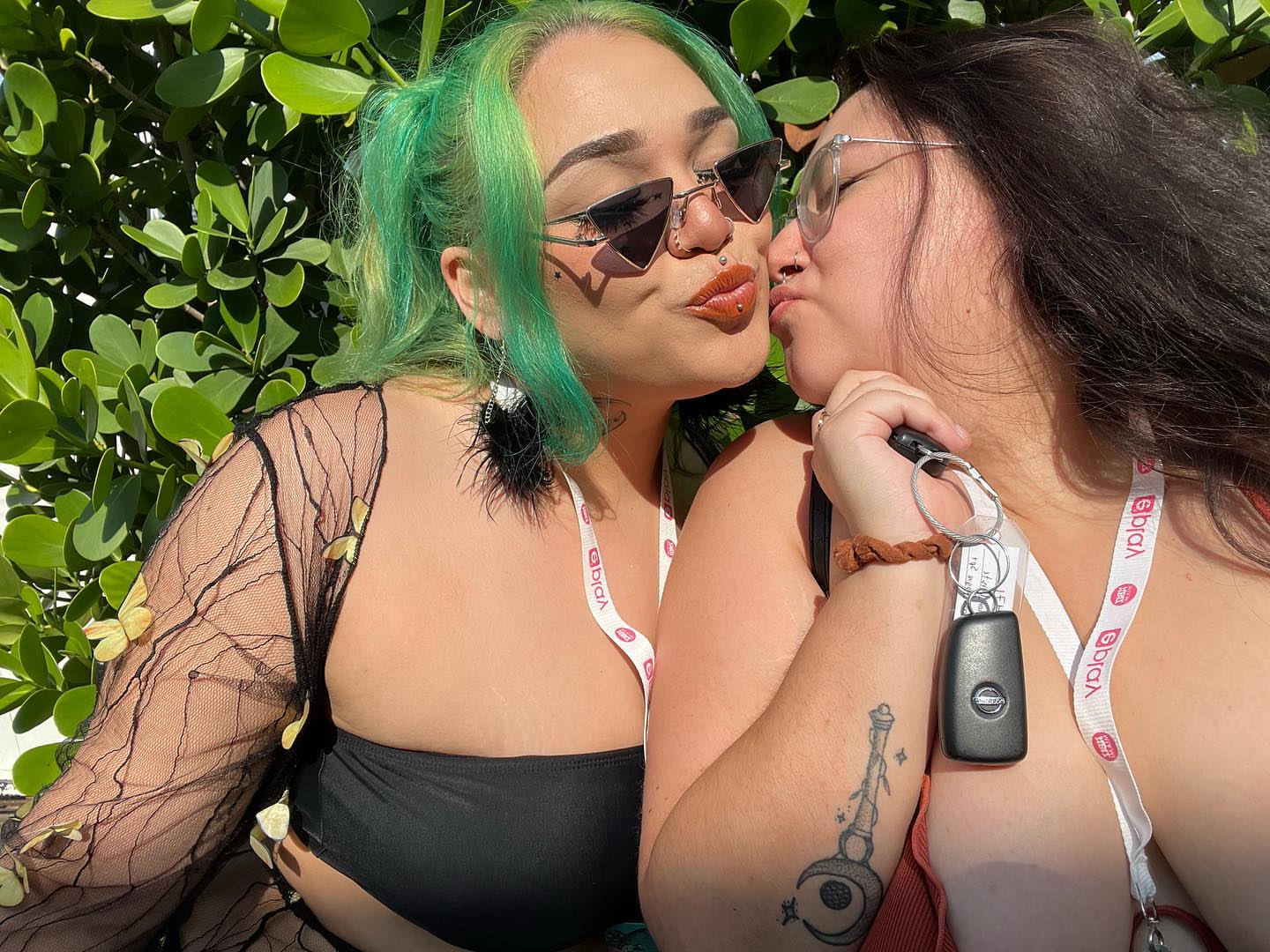 Everyone needs a slutty friend with green hair 💚

@prissybbyx