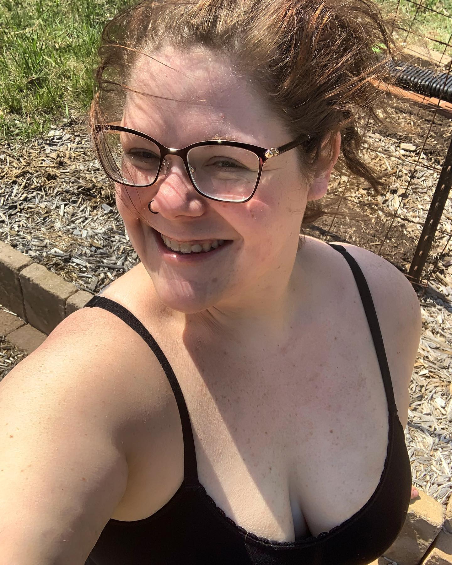 Working hard outside to get my garden ready! I’ll probably mostly plant hot peppers and tomatoes this year…maybe some cucumbers too 🤭
#autumnsnow #gardening #greenthumb #homesteadingmama #springtime