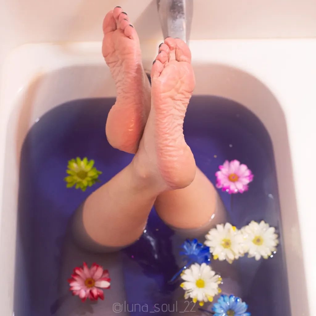 The doctor told me to get in a bathtub full of milk to soothe my sunburn, I asked him 'pasteurized?'
🥛
 he said...'No, just up to your neck'

Ever tried to do #thepose in #thebath ?

#feetofinstagram👣 #feetography #barefootgirl #wrinklysoles #wrinkledfeet #wrinkledsolesfetish #feetup #footlover #footography #pinksoles #softfeet #solesandtoes #cleanfeet