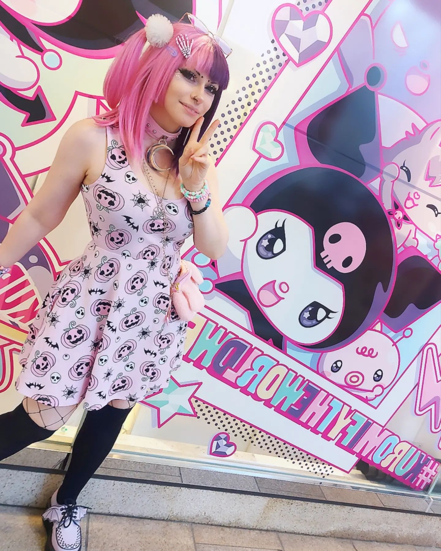This is a sign to get your Valentine a Sanrio plushie theme'd flower boutique for Valentines Day 💝 I don't make the rules.

#harajuku #tokyo #japan #takeshitastreet #pastel #goth #kuromifytheworld #kuromi #halloween #party #sanrio #store #kawaii