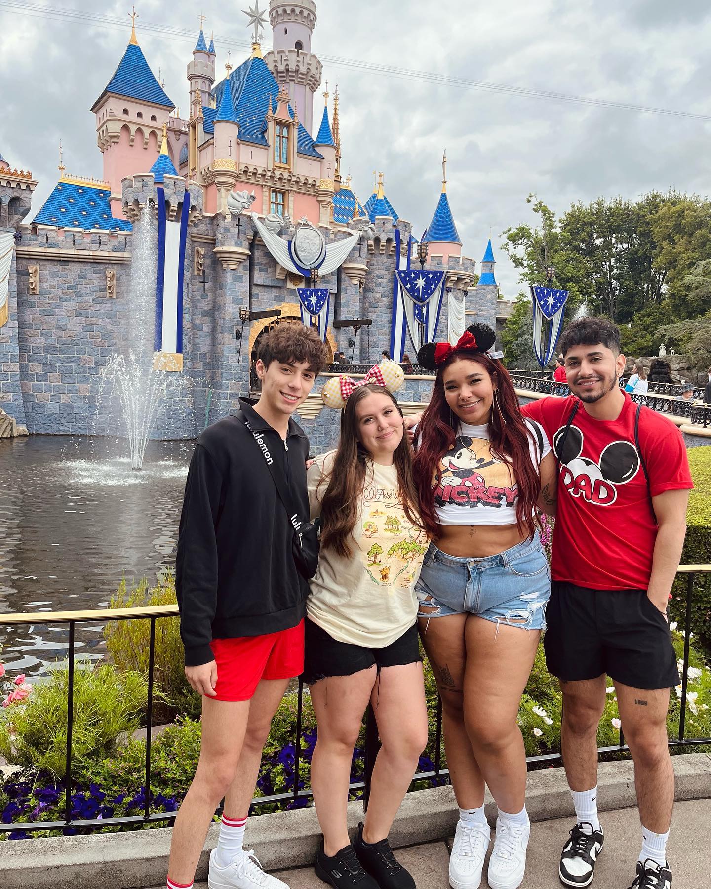 at the happiest place on earth with the people that make me the happiest 💫
•
•
•
#disneyland