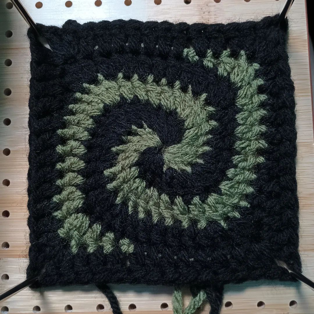 Square prototype for customer piece coming up. 💚🖤

#kleinsthings #bigtwist #bigtwistyarn #crochetclothing #crochetpattern #crochetsquare #crochetclothes #crochetcardigan #crochetsweater #blockingboard