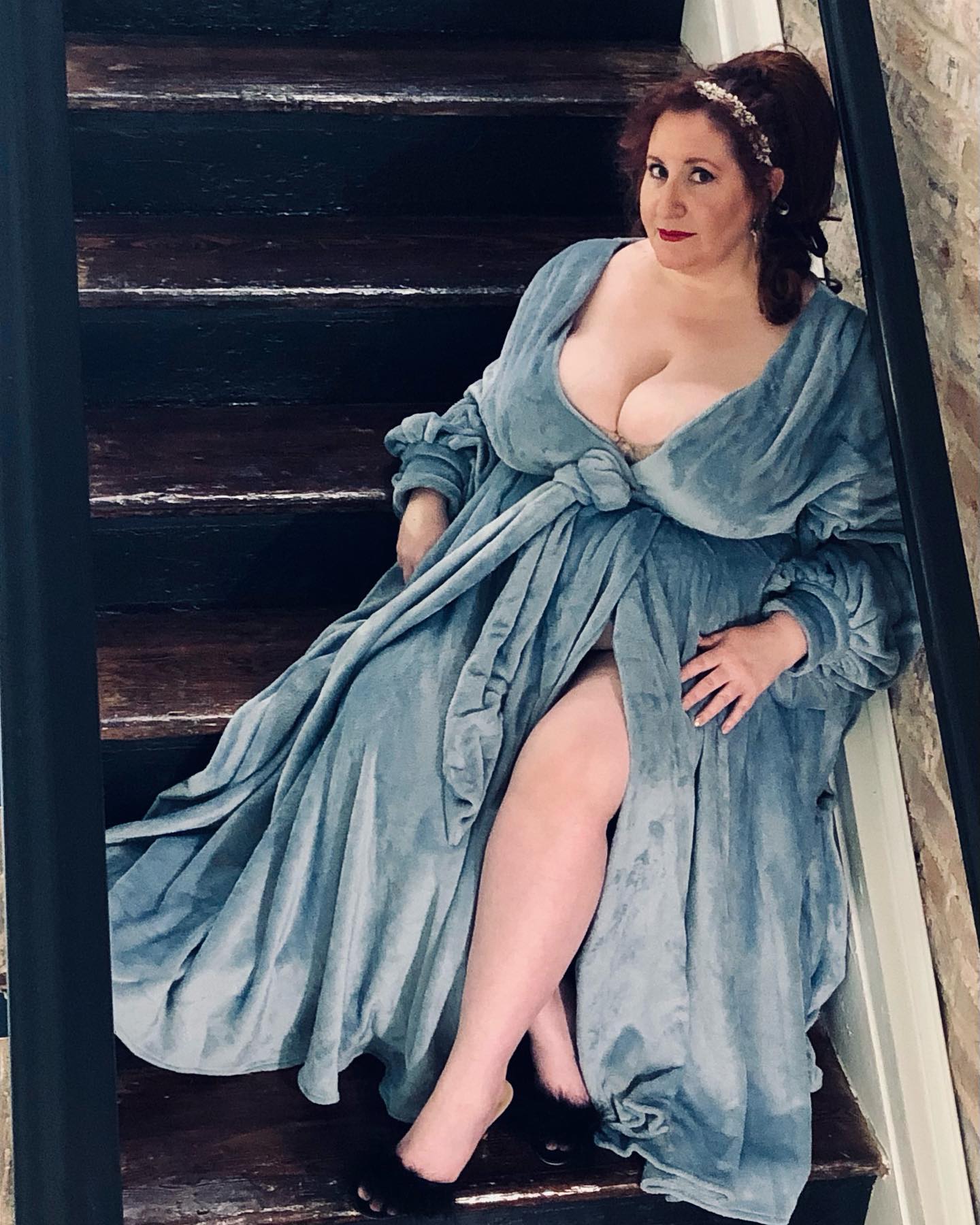 I absolutely love how this @catherinedlish robe plays with the natural light with it’s soft blue and incredibly soft texture. You can’t help feeling luxurious in it! 

Location @woodfordhotel 
Robe @catherinedlish 
Hair band @babeyond_official 
Photographer is my kid 

#plussizefashion #vintagestyle #plussizemodel #plusizepinup #vintagefashion #bodaciousbigmamared #catherinedlish #woodfordhotel