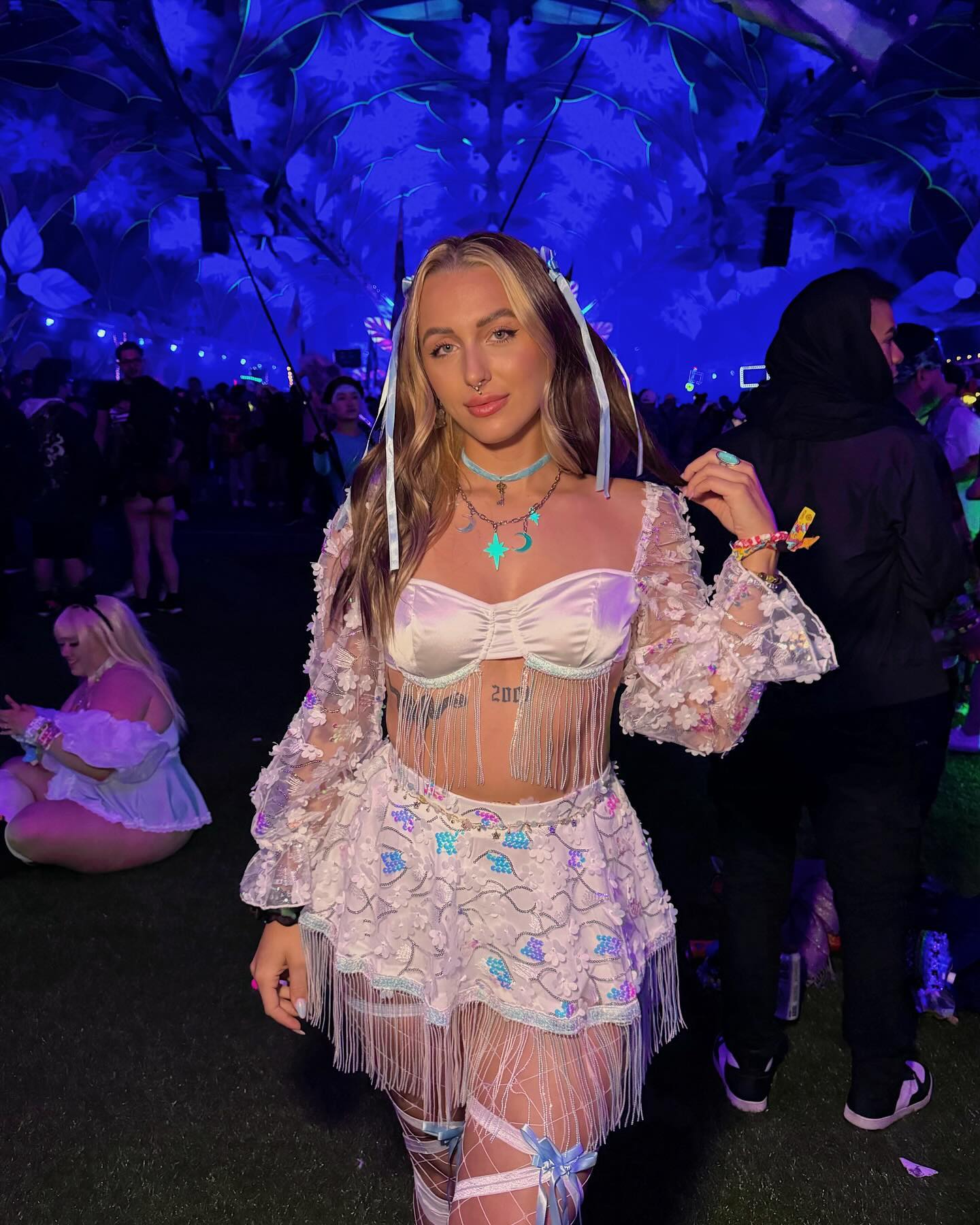 Got lost in wonderland 🕰️🐰🤍👸🏼♠️🌀

I couldn’t have asked for a better birthday festival 🥹🥹 i had such an amazing time with my babies at beyond and everything was honestly so perfect. Looking back on videos from this weekend make me want to be back again! Thank the lord ill be going to @beyondchicago :3

OUTFIT DEETZ: 
Set and accessories: @iheartraves 
Necklace: @cosmicdrippp 

IM V EXCITED FOR U TO SEE DAY 2 SHENANIGANS BC IMO THEYRE BETTER 

😏😏 like I mentioned before ill be going to @beyondwlandchicago with SABSGIRL!!! & if you’re going to I’d LOVE for you to get ur passes through my l!nk! See yall there <3 

#musicfestival #beyondwonderland #festivalfashion #ravegirl #edmlifestyle