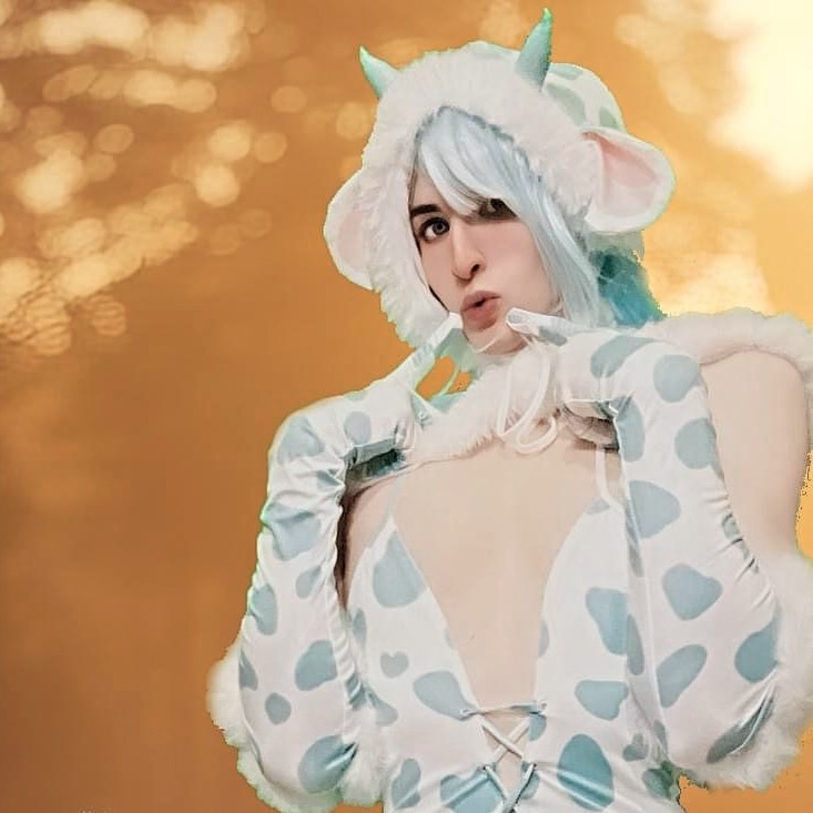 Do Blue Cows produce blue milk? Only one way to find out. Where is the farmer at? Thanks again @moeflavor for another awesome outfit for the collection. #cow #cosplay #moeflavor #cutecosplay