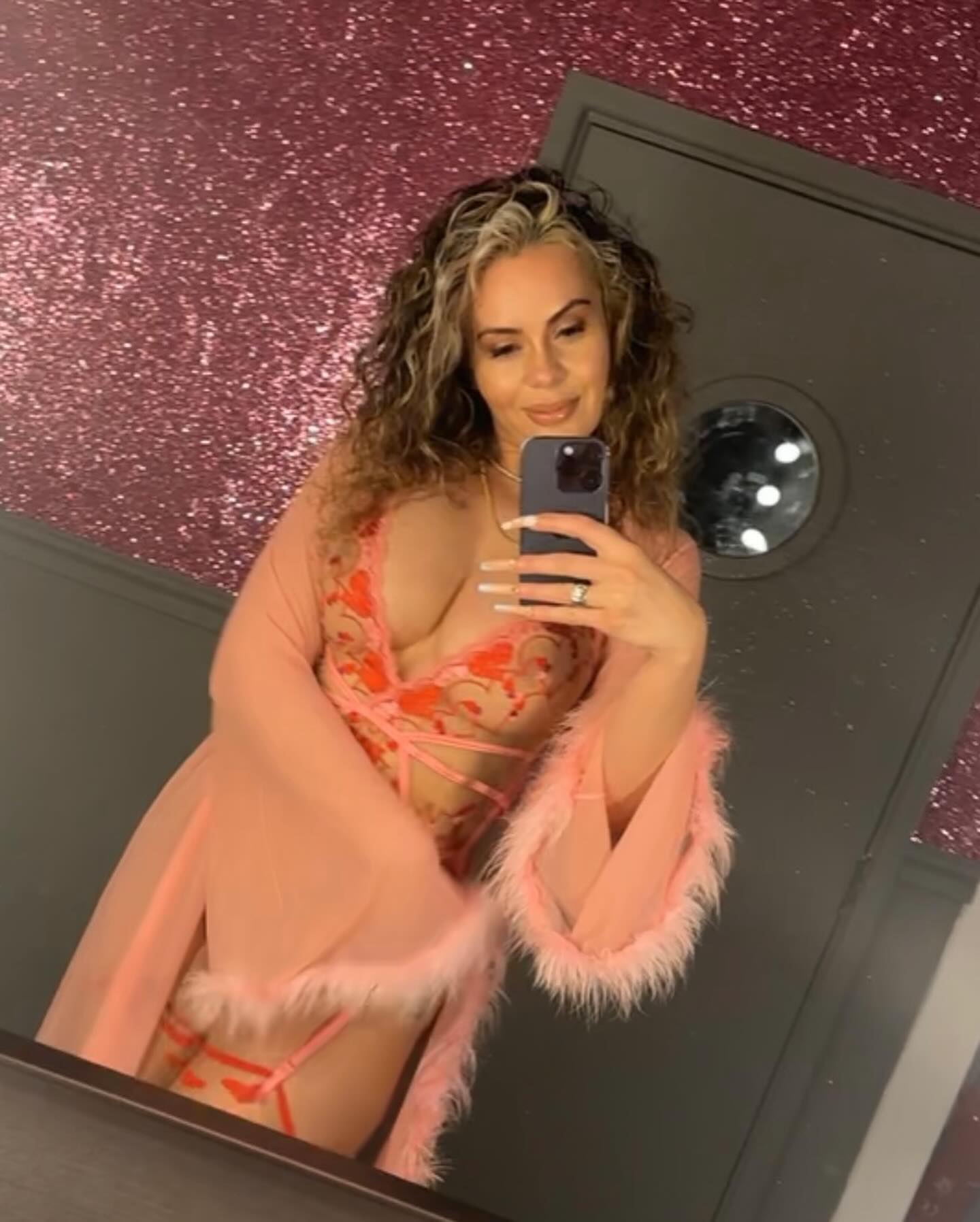 ‘What do you wear for bed?’ 

‘Why, Chanel No5 of course’

#pink #robe #drama #happygirl #girlie #nofilter #noedit #explorepage #leeds #manchester #miltonkeynes #london