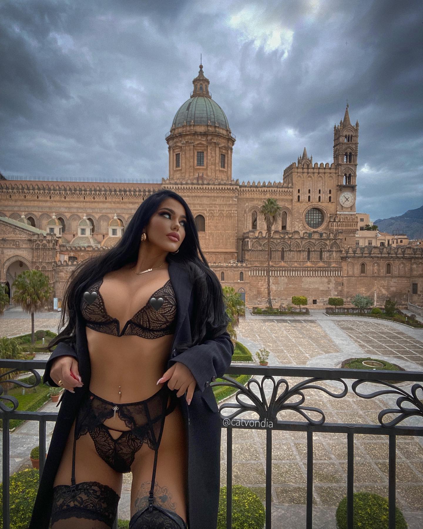 call me Donna Corleone🌹 | pic 1-5? 🎬
•
#palermo #sicily #thegodfather #mafia #ladyinblack #cattedraledipalermo #blacknylons #lingeriemodel #traveladdict #amazingviews