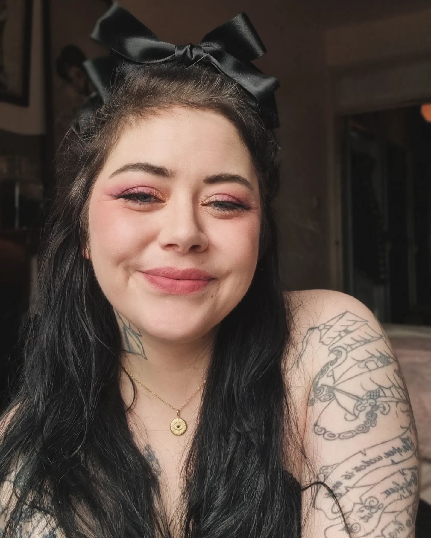 Full face of @madebymitchell and smiling because I finally did my face after 10 days of panic attacks! Some products linked.
.

.

.

.

.

.

.

.
#tattooedwomen
#madebymitchell #tattooedgirls #tattooedmodel #smile #hairbow #ethot #gothgirl #girlswithtattoos #tattooed #eveileyejewelry #blackhair #aginggracefully #36