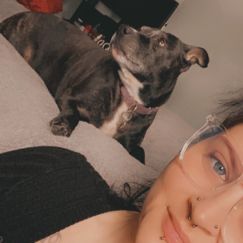 This little one always sneaking into the bedroom just to get on the bed 😂 I was relegated to the floor 😂❤️🖤 

#selfie #rescuedog #mondaymood