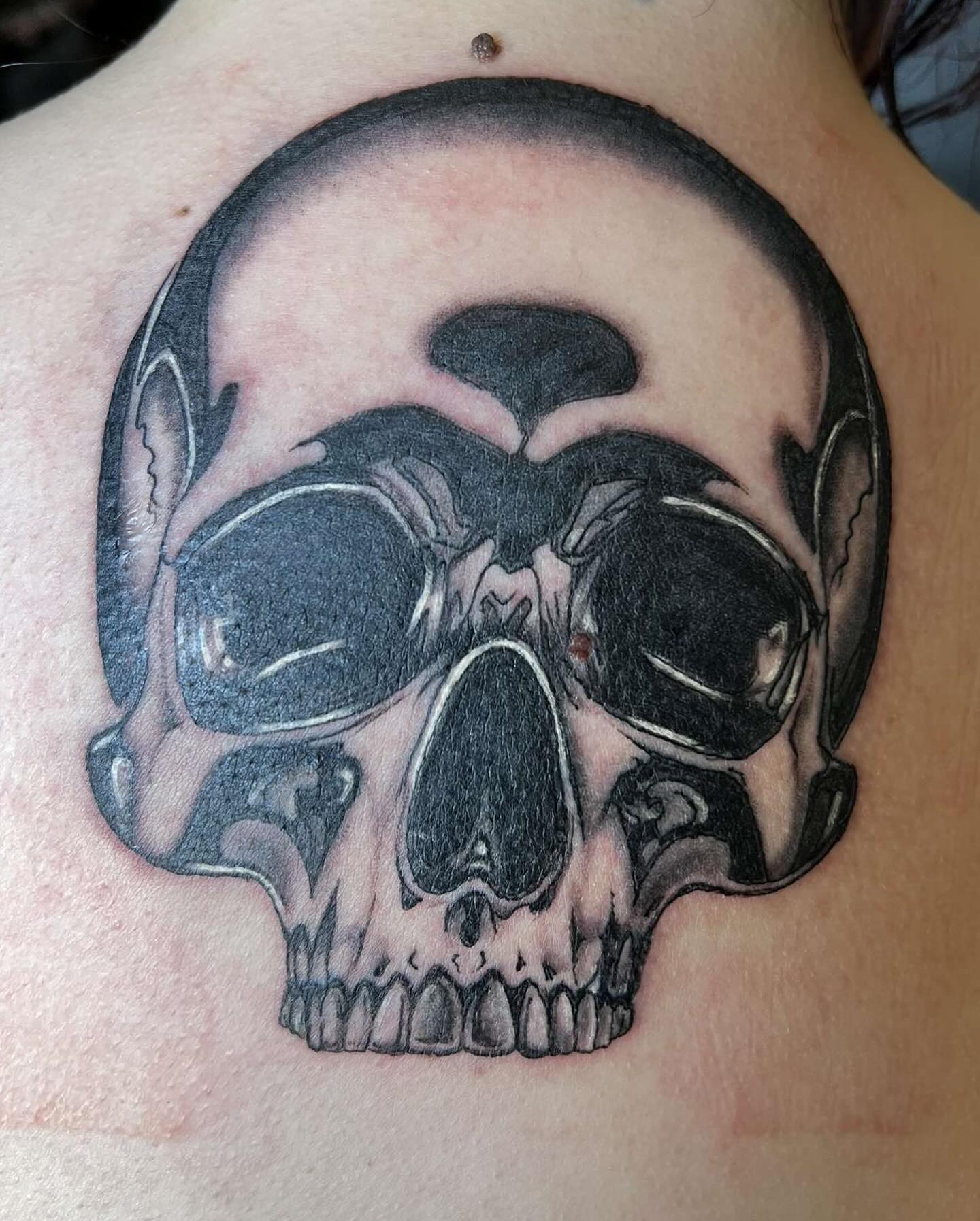 Hope everyone had a lovely weekend 🤟🏼💀 
I got a new tattoo started for my back piece (swipe to see) 
& a little trip out to the countryside 🔥

#newtattoo #sundayfunday #sunshine #weekendvibes #skulltattoo