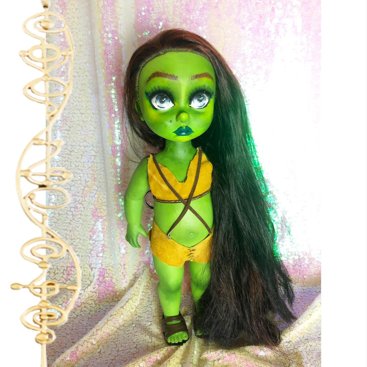 A completed commission ready to ship off to her new home. 
An Orion “slave girl” who started her life as a Rapunzel before her hair dye and repaint 🖖🏻💚👽