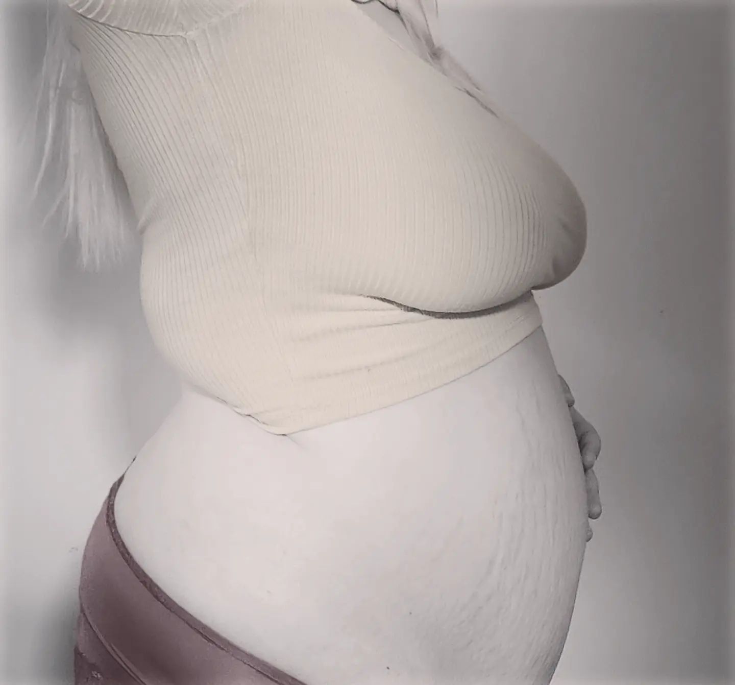 Oon pitänytkin joulun jälkeen hiljaiseloa täällä instagramissa, kun on ollut tällainen masun kasvatusprojekti 🤭🤰🏼

Mun Maksulliset Sivut on pyörinyt koko ajan, ja pyörii jatkossakin. Tänne päivittelen kun muistan ja ehdin 😄

#petiprojekti #sisällöntuottaja #raskaus #raskaana #pregnancy #momtobe #tampere #huomiohuora
