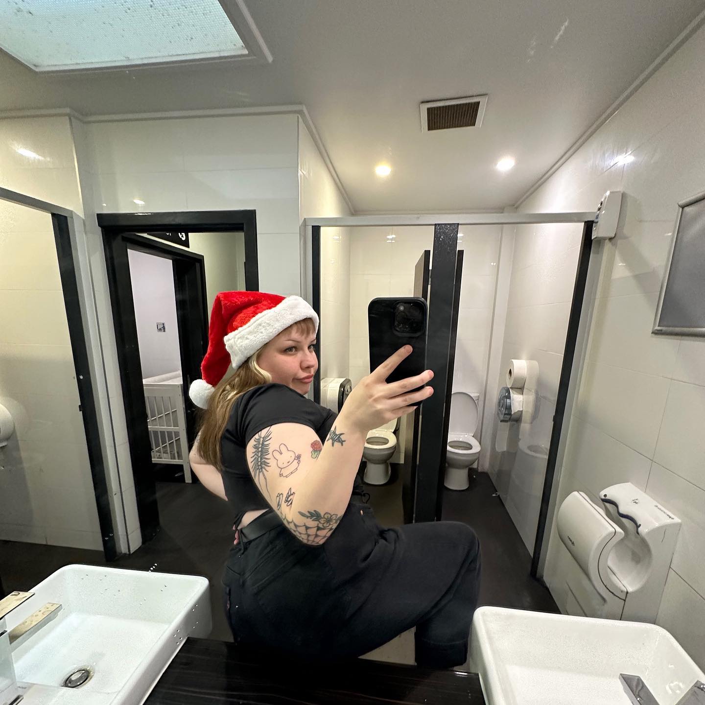 it’s not Christmas unless the family Thot takes a pic of herself sitting on a sink 🫶🏻