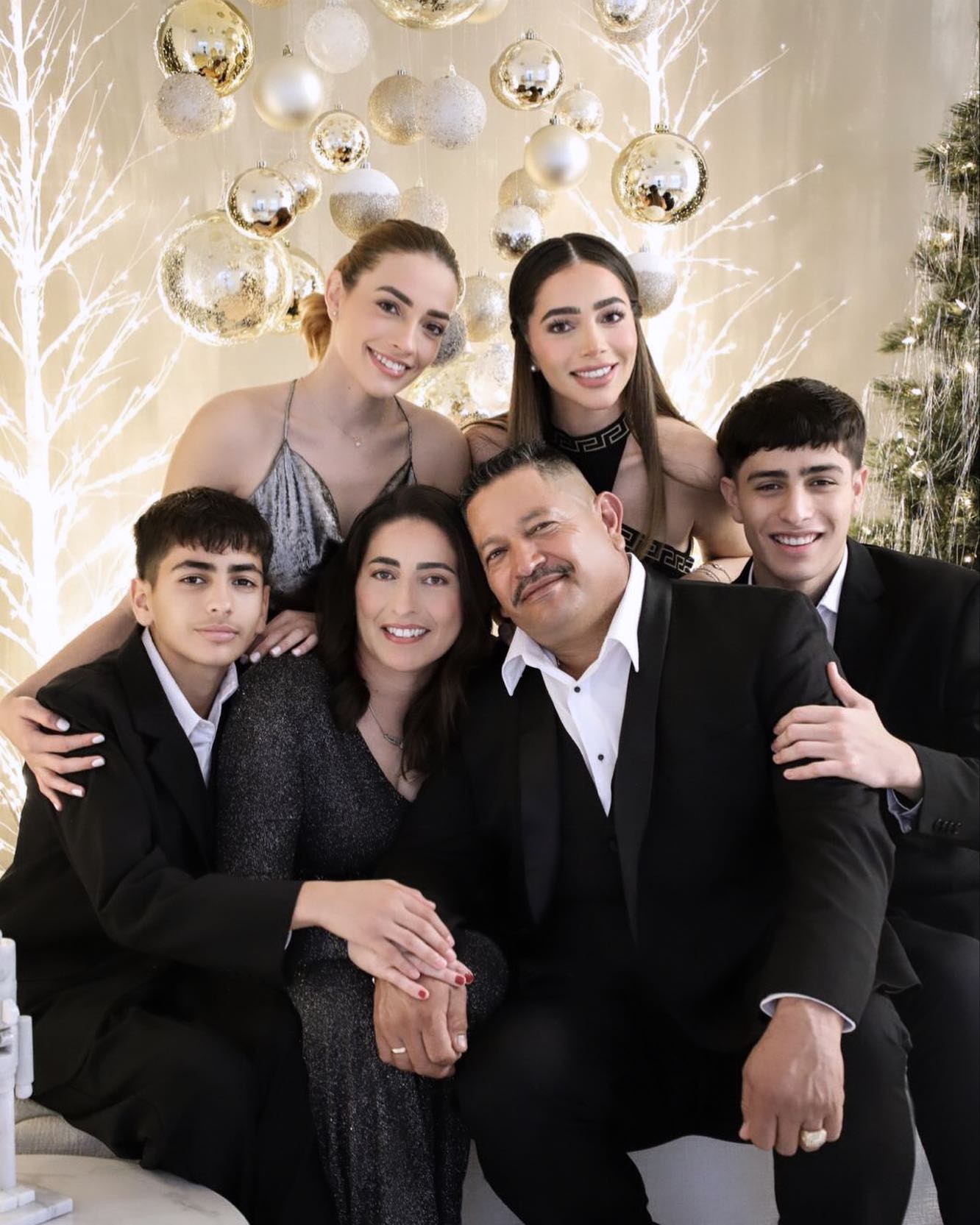 My beautiful family is my favorite gift!💝 Merry Christmas to everyone✨ God Bless!