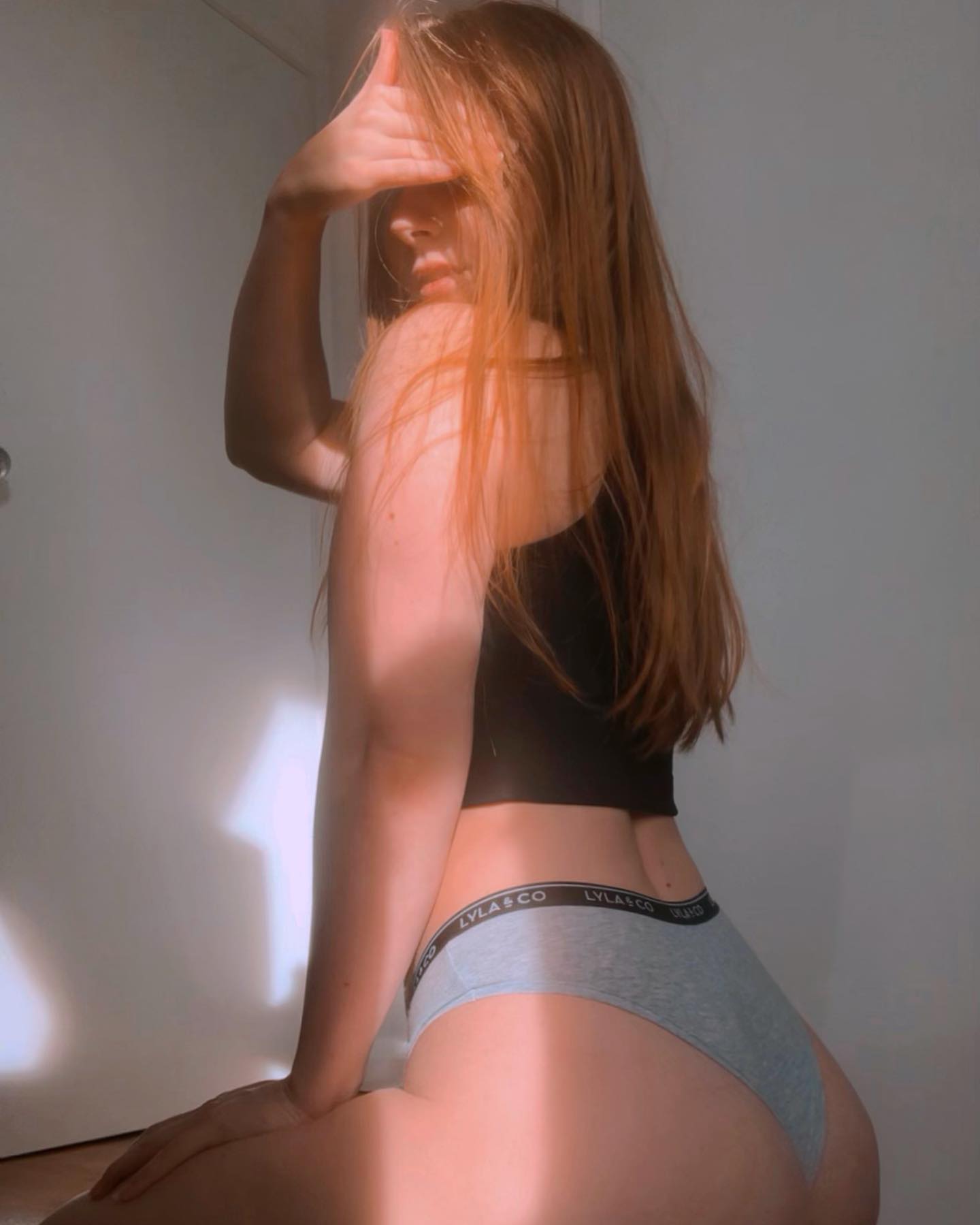 Afternoon sun blinding me 🙈 
☀️ 
🍑 
#sunset #afternoon #bööty #peach #workout #sunsetvibes #goldenhour #onlyfans #australia #bigbootygirls #pose #bi #ass #phat #thicc #thickthighssavelives #of