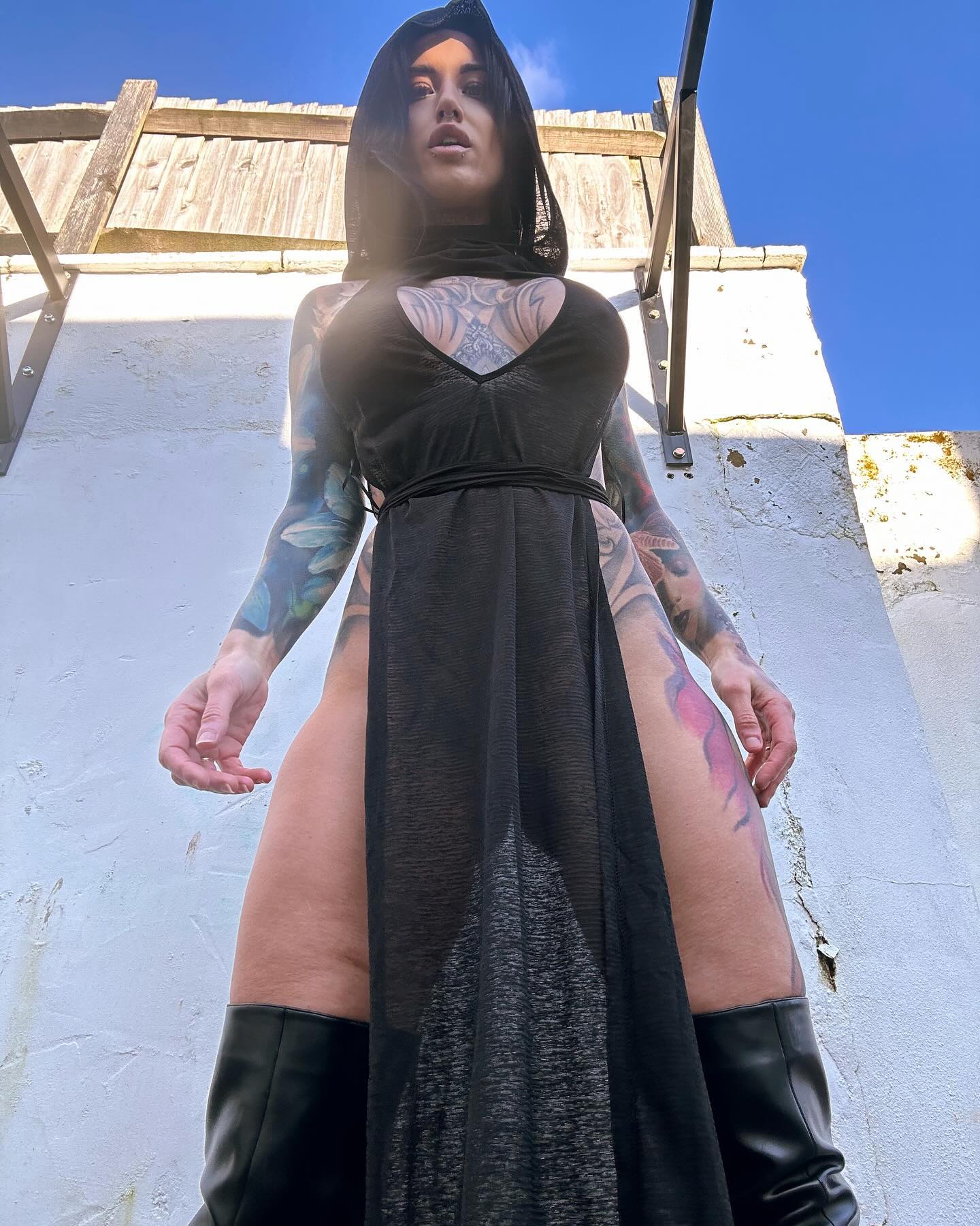 Got tricked into thinking spring was coming and now it’s wet & windy again 😒
.
.
.
.
.
#sheerdress #inked #inkedmodel #tattooed #girlswithtattoos #dune #baddieoutfits #festivalfit #fitgirls #beautifulgirls #dollskill