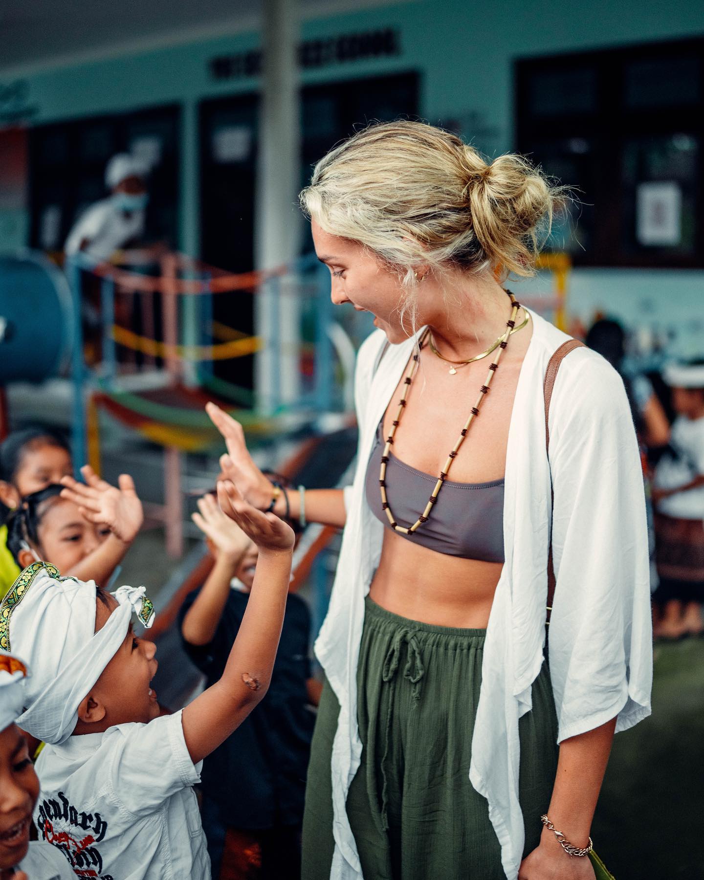 One of my favourite days in Bali so far! It was amazing to see the smiles of these kids, knowing that they can now go to school because of @karmagawa! Sharing this experience with these beautiful kids is something truly special ♥️ #karmagawa