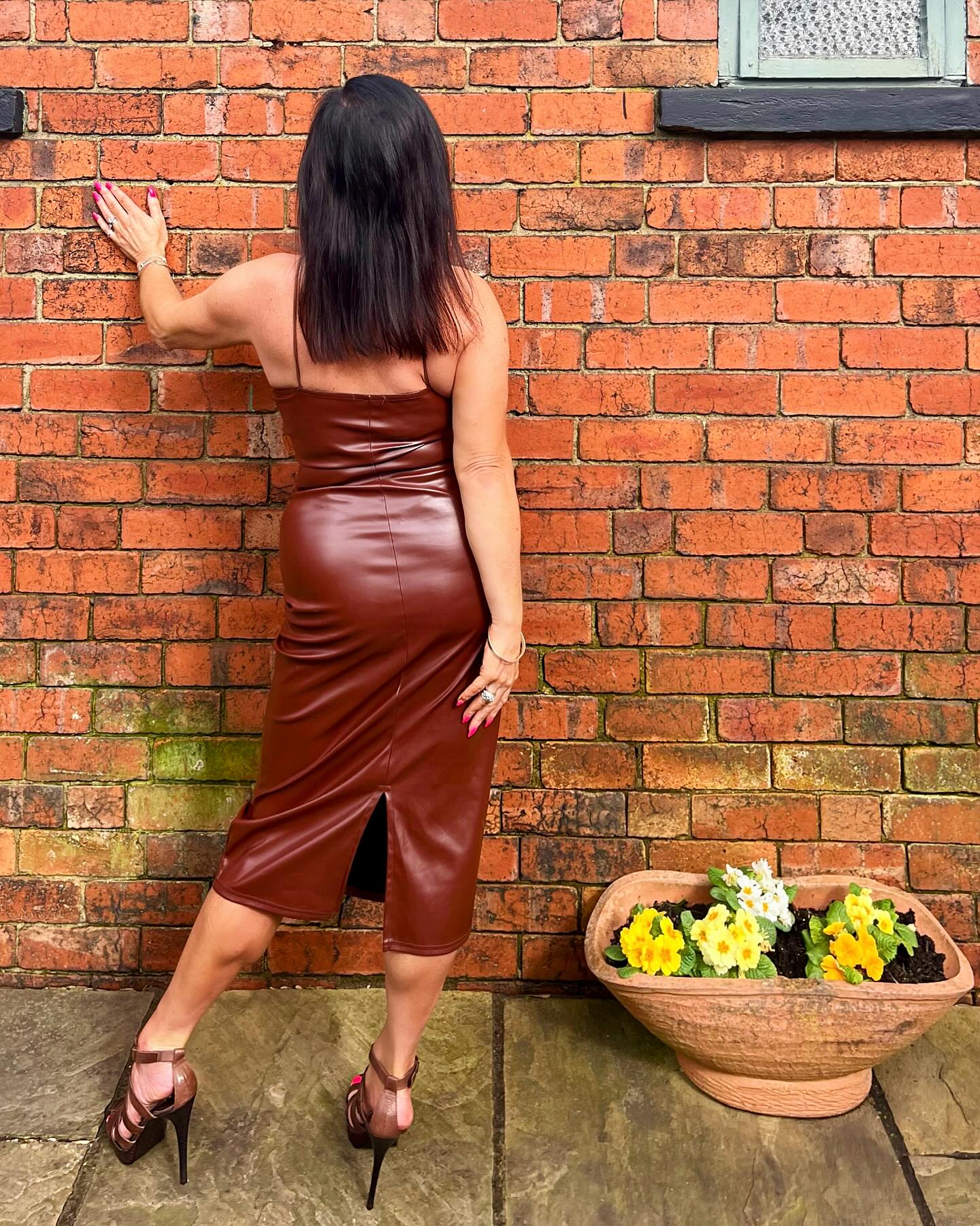 You are going to love shine on this chocolate leather ! 🤎💫
Beautiful mid length pencil Bodycon brown leather dress with split at the back 💋
Swipe for more stunning views 👀🔚
First photos in the garden 🪴 felt like spring the sun was out !☀️didn’t last for long !🤪🤣

.
.
.
.
.
.
.
#leatherdress #leather #bodycon #womensfashion #ukinfluencer #heels #ootd #springfashion #leatherlook #partydress #eveningdress #ss24 #classy #glam