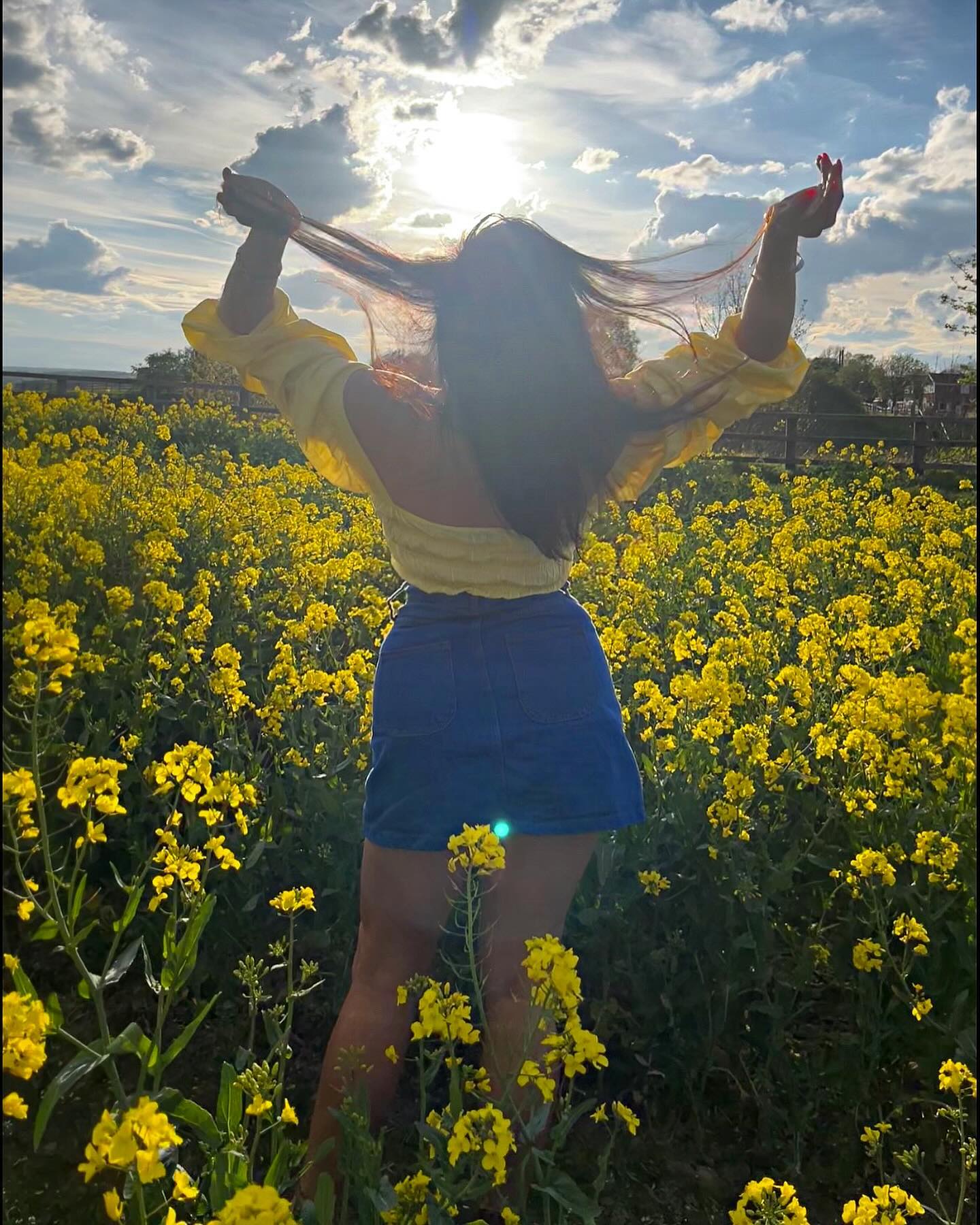 Golden dreams 💛🌿✨
Feeling romantic!🤩in fields of yellow 💫
Catching those rays at last some spring sunny days! ☀️ it was a bit windy but so beautiful! Yellow is definitely a happy colour! Had so much fun taking these pics, especially in heels !🤪🤣 there’s a funny story behind these photos ( I will tell it in my channel) 

Captured these shots as the sun was going down , do you like ?🤔
Swipe for more glowing golden girl views ! 🤩🔚 

Yellow crop top with floaty sleeves & Short denim skirt 💛
.
.
.
.
.
.
.

#romantic #croptop #yellow #sunset #style #spring #ss24 #denimskirt #brunette #photography #sunshine