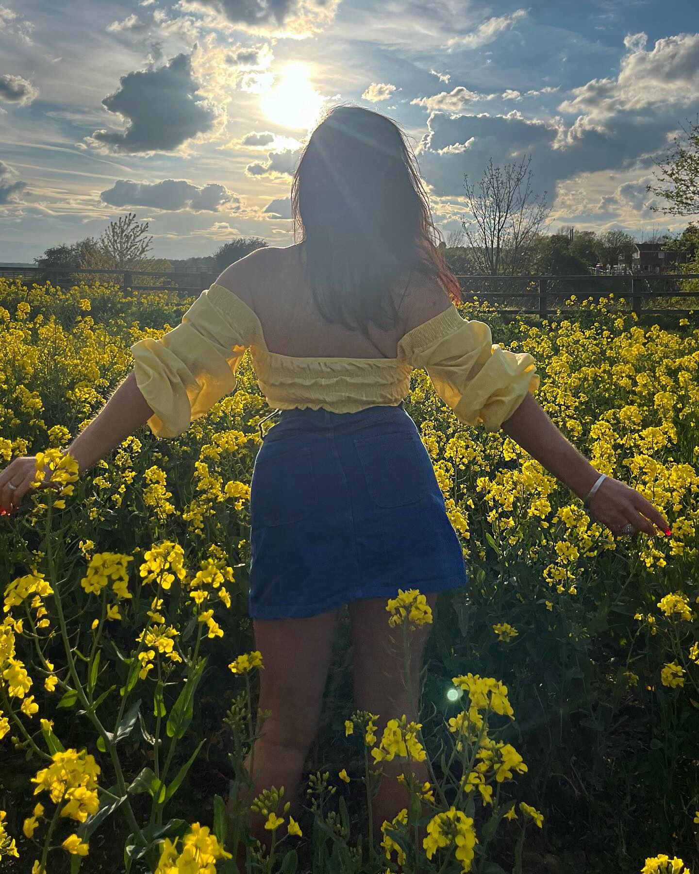 Golden dreams 💛🌿✨
Feeling romantic!🤩in fields of yellow 💫
Catching those rays at last some spring sunny days! ☀️ it was a bit windy but so beautiful! Yellow is definitely a happy colour! Had so much fun taking these pics, especially in heels !🤪🤣 there’s a funny story behind these photos ( I will tell it in my channel) 

Captured these shots as the sun was going down , do you like ?🤔
Swipe for more glowing golden girl views ! 🤩🔚 

Yellow crop top with floaty sleeves & Short denim skirt 💛
.
.
.
.
.
.
.

#romantic #croptop #yellow #sunset #style #spring #ss24 #denimskirt #brunette #photography #sunshine