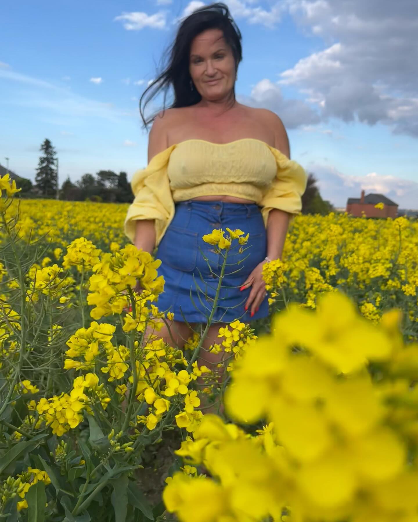 Golden girl ✨
Swipe for more sunny  views ☀️👀🔚
Hello Happy Tuesday ! Brightening up your week , made the most of the sunshine, was lovely to see some blue sky 💙
Yellow crop with floaty sleeves & denim mini skirt in a felid of yellow 🤩🌿💛☀️
.
.
.
.
.
.
#ootd #miniskirt #croptop #romantic #pretty #cute #style #sunshine #mellowyellow #brunette #beautiful #womensfashion #springfashion