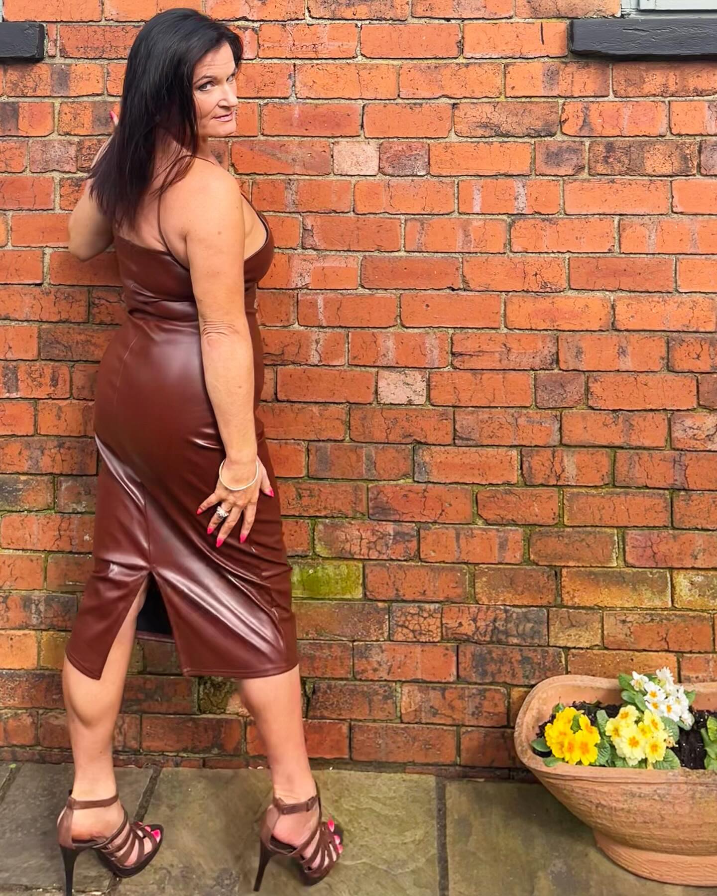 Chocolate brown leather beauty 🔥🤎
Swipe for hot Leather views 🍫👀🔚
Shiny brown leather midi Bodycon dress and strappy heels to match 🤎 
Taken in my garden at last !🪴☀️
Happy Thursday have a fab one ❤️
.
.
.
.
.
.
.
#leather #bodycon #mididress #womensfashion #style #ss24 #glam #elegant #brunette #ootd #highheels