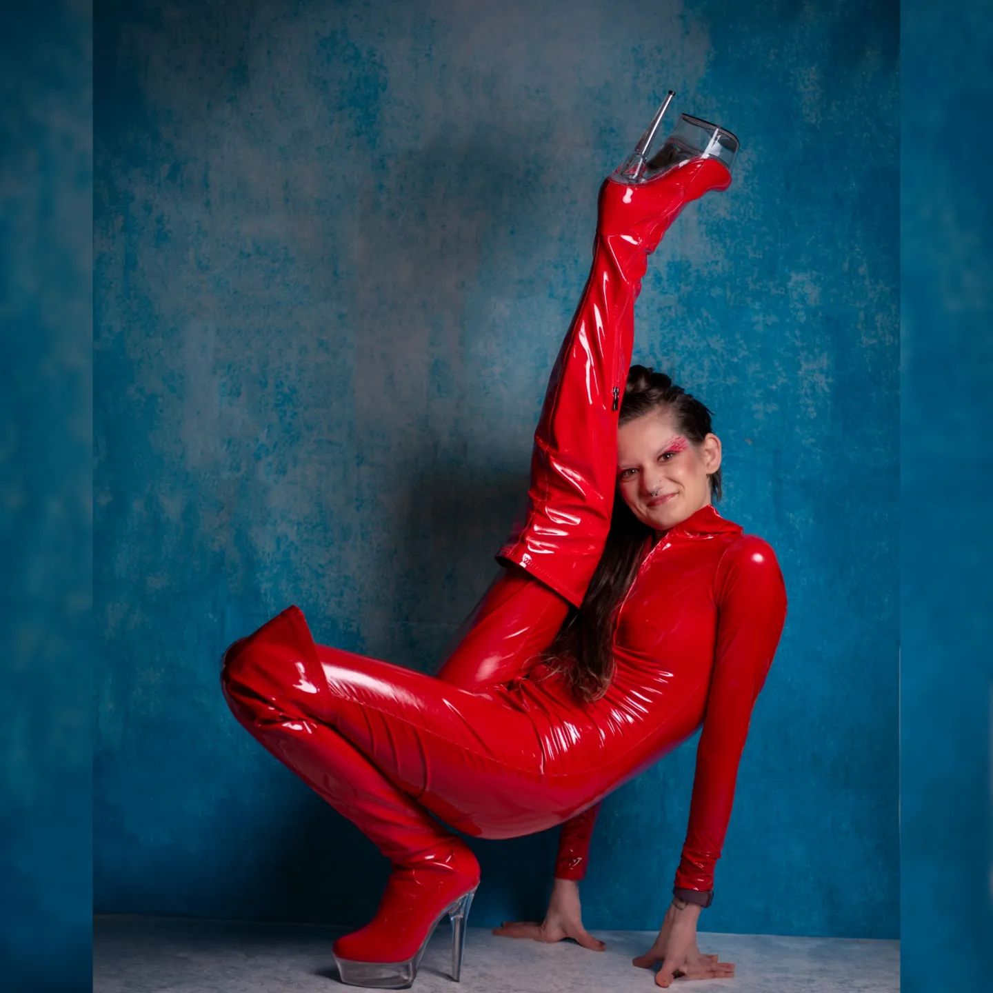 When the boots match you just got to find a way to fit them in the frame 🤣👠

📸 @vaiva_gallery 
🪮 @shannon.hairandco 
💄 @hairandmakeupbynicky 
🗺️ @eastcoast_creatives April meet 

#pvcfashion #bold #catsuitandboots #red #monochromemagic #ladyinred #legsfordays #photographymeetup #legsup #skintight #pvcheels #wetlook #standout #pvccatsuit #ukmodel #morrígansraven #ootd #portraitgames