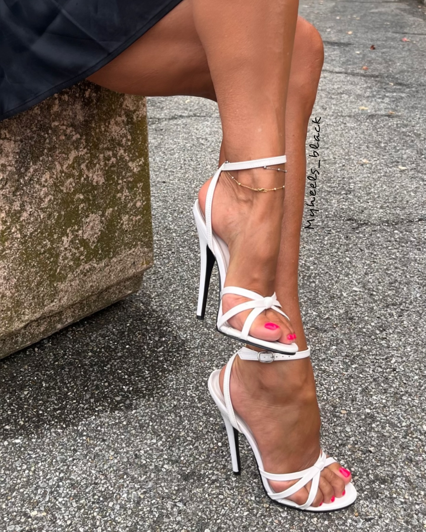 #louboutinheels #highheels #tacchi #scarpe #tacco12 #shoeaddict #heelsaddict #stilettoheels #italianshoes #heels #heelsfashion #sokate120 #redsole #tacchiaspillo #moda #shoestyle #louboutin #modelshoes #feet #instagood #instafashion #tacones #instalove #redsole #legs