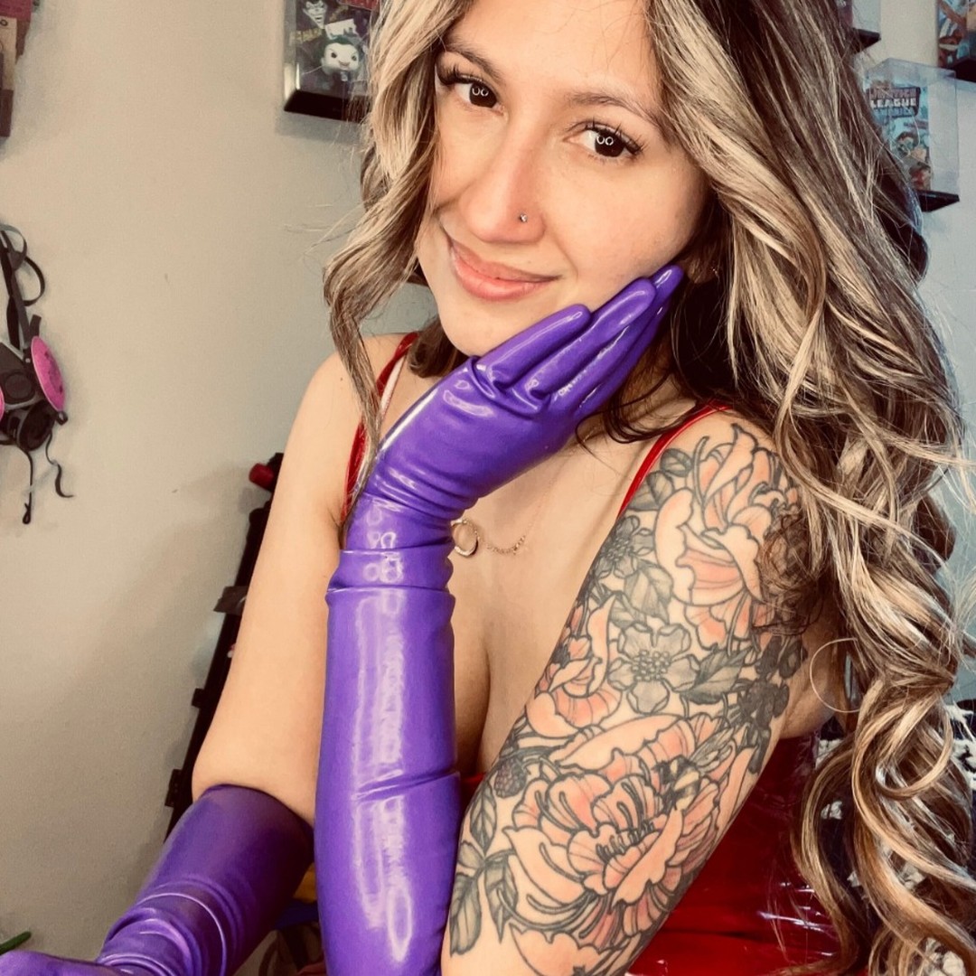 Hey Everyone I will be doing a livestream Virtual collab with my friend Luna Rose (@lunaroseof9292 ) This Wednesday 3/27/24 at 7pm PST 10pm EST.

If you are subbed to either of of us you can tune in!

Also check out Luna's content if you like Gloves, Latex, gas masks, medfet, dental rp and way more!