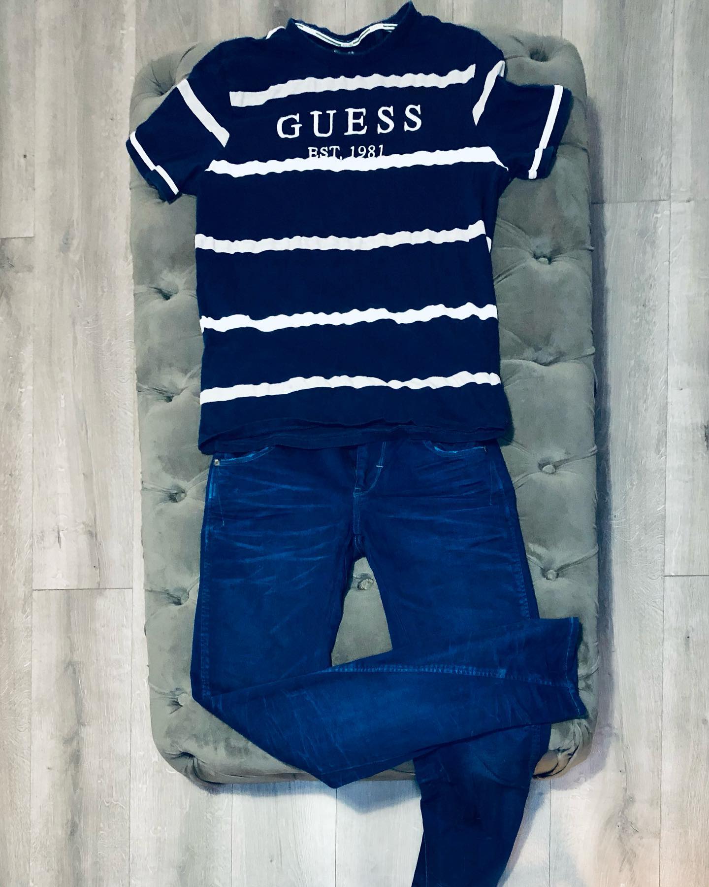 GUESS T SHIRT AND G STAR JEANS 
T SHIRT size s
JEANS 30 reg