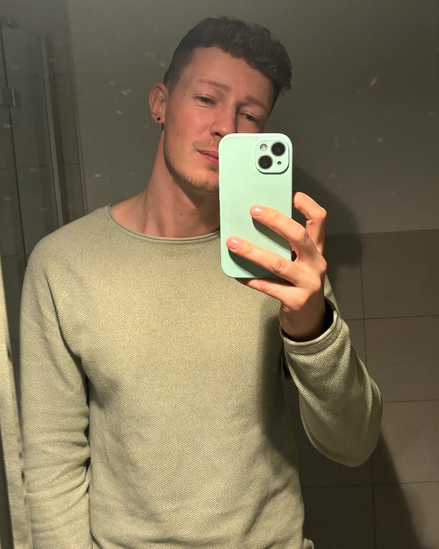 First post with curly hair 2024 😁

#selfie #skin #curlyhair #smile #german #germanboy
#muscle #fit #sporty #motivation #cute
#hot #man
#gayboy #gayhot #gaytwink #gayman #instagay #gay #2024
