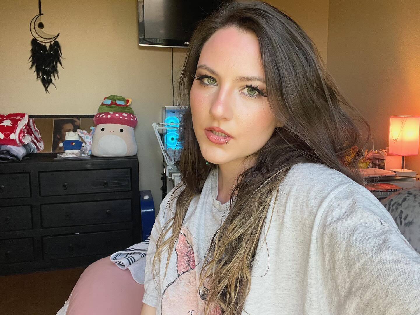 hi hi hi 👉🏻👈🏻
i couldn't decide which one to post so i posted all of them, let me know which is your favorite!
also, please ignore my sunburn :")
i'm wanting to start tanning but i've ran into some difficulties from being a chronically online and inside egirl. it's gonna be a slow process!
-
-
-
#egirl #alt #anime #grungegirl #gothgirl #ofgirl #uwu #gamergirl #losergf