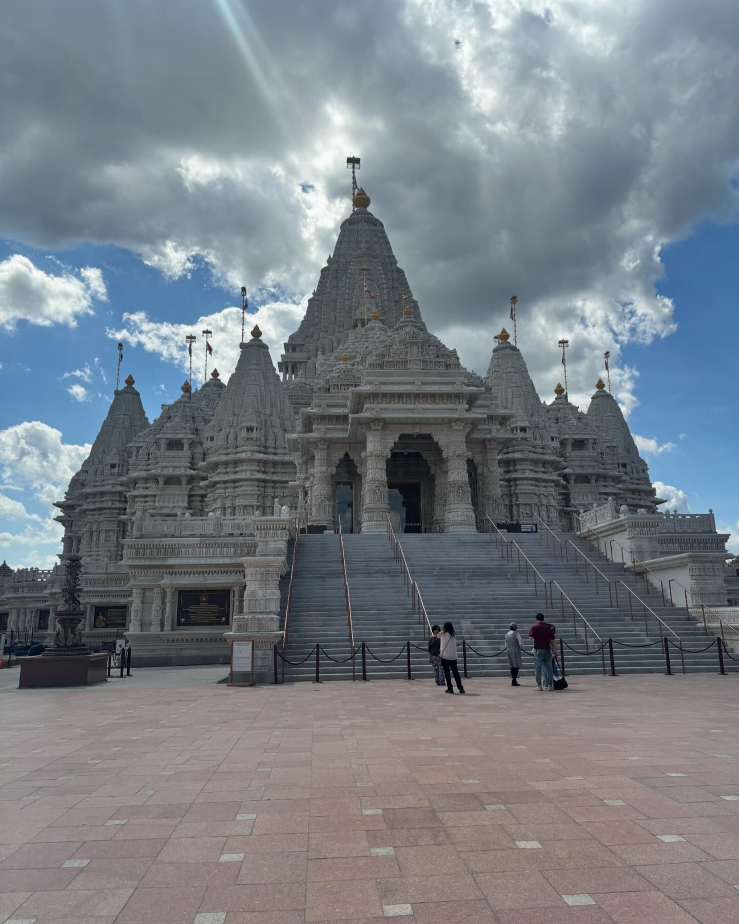 Spent the day exploring the Swaminarayan Akshardham with @briangmorris, located right in Robbinsville, NJ.
Neither words nor pictures can accurately explain the beauty of this place. The atmosphere is peaceful and inviting. Check it out if you’re close by and learn ya’s a little something 🕉️