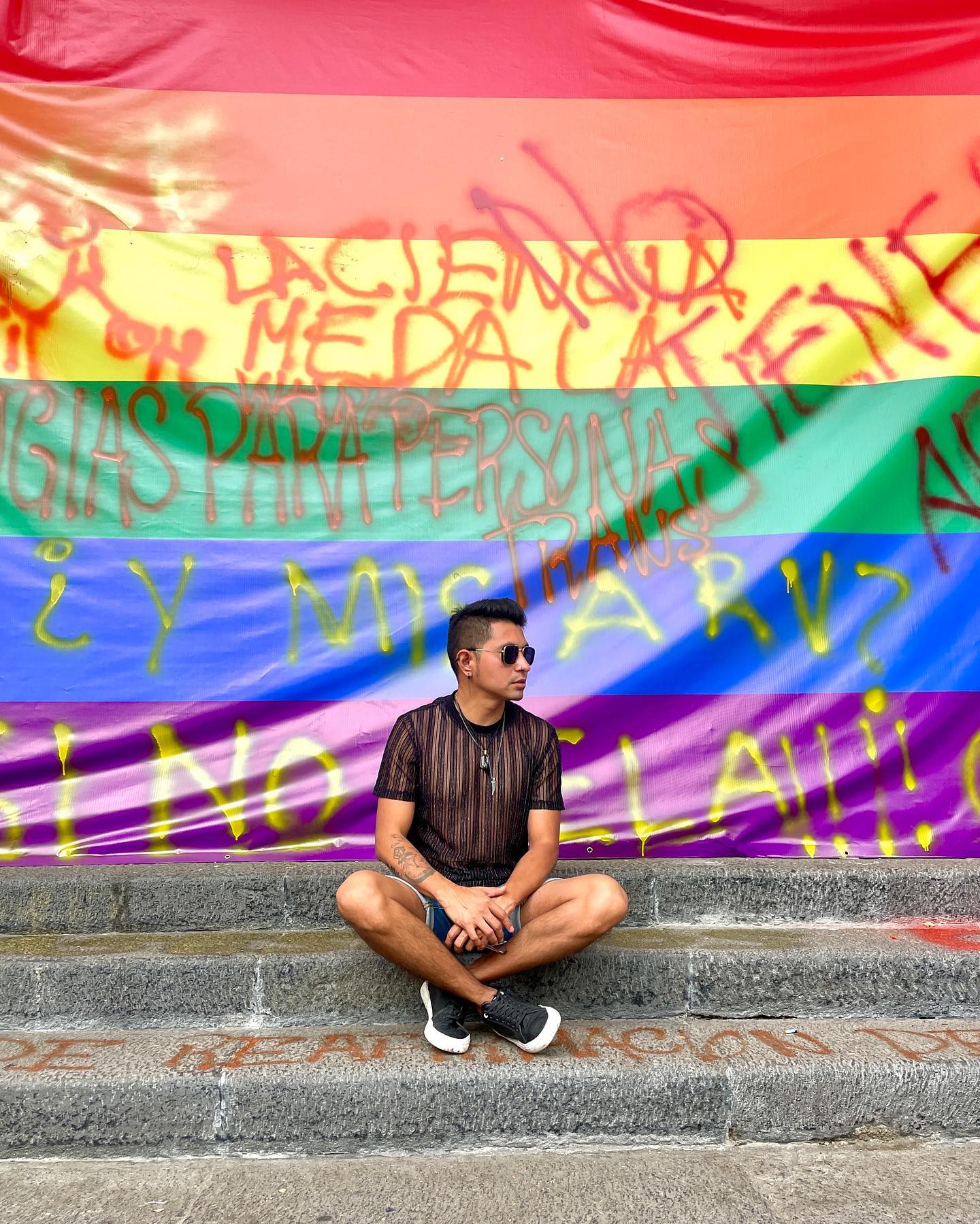 “He luchado tanto por ser diferente, ¡sólo para demostrar que en el fondo todos somos iguales!” @gloriatrevi 
.
.
.
#pride #pridemonth #pride🌈 #loveislove #loveislove🌈 #pridecdmx #orgullo #todosmemiran #pride2022 #marchalgbt #marchadelorgullo #happypride