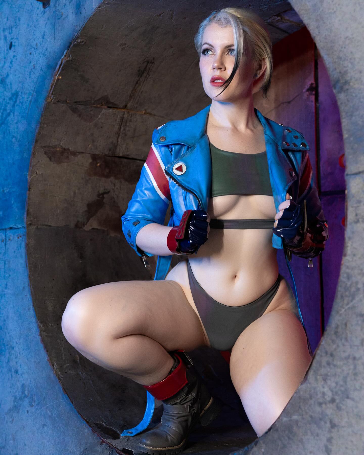 Finding cool places to crouch. Today’s the last day my Cammy and Vaggie sets will be available. Check out the link in my bio for more fun stuff! #cammy #cammystreetfighter #cammystreetfightercosplayer #streetfighter #leatherjacket #blue