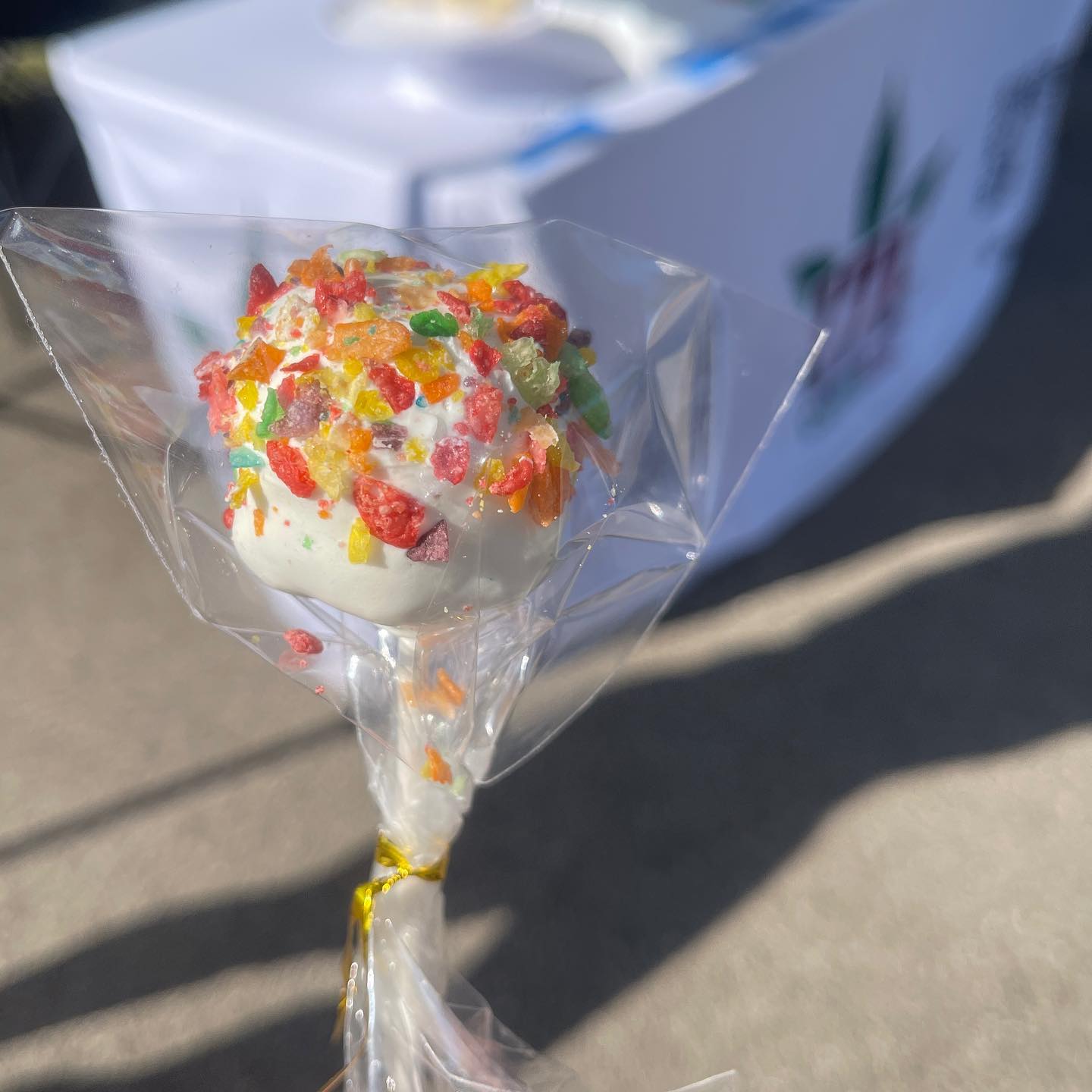 Need help making edibles? I would love to make them for you 😎 These are infused fruity pebble cake pops 😋