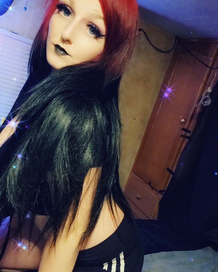 I lied and said I couldn't come, miss the days when I was numb
#gothgirl #hotgoth #altmodel #altfashion #model #gothmodel #longhair #clever #moneytothelight #favartist