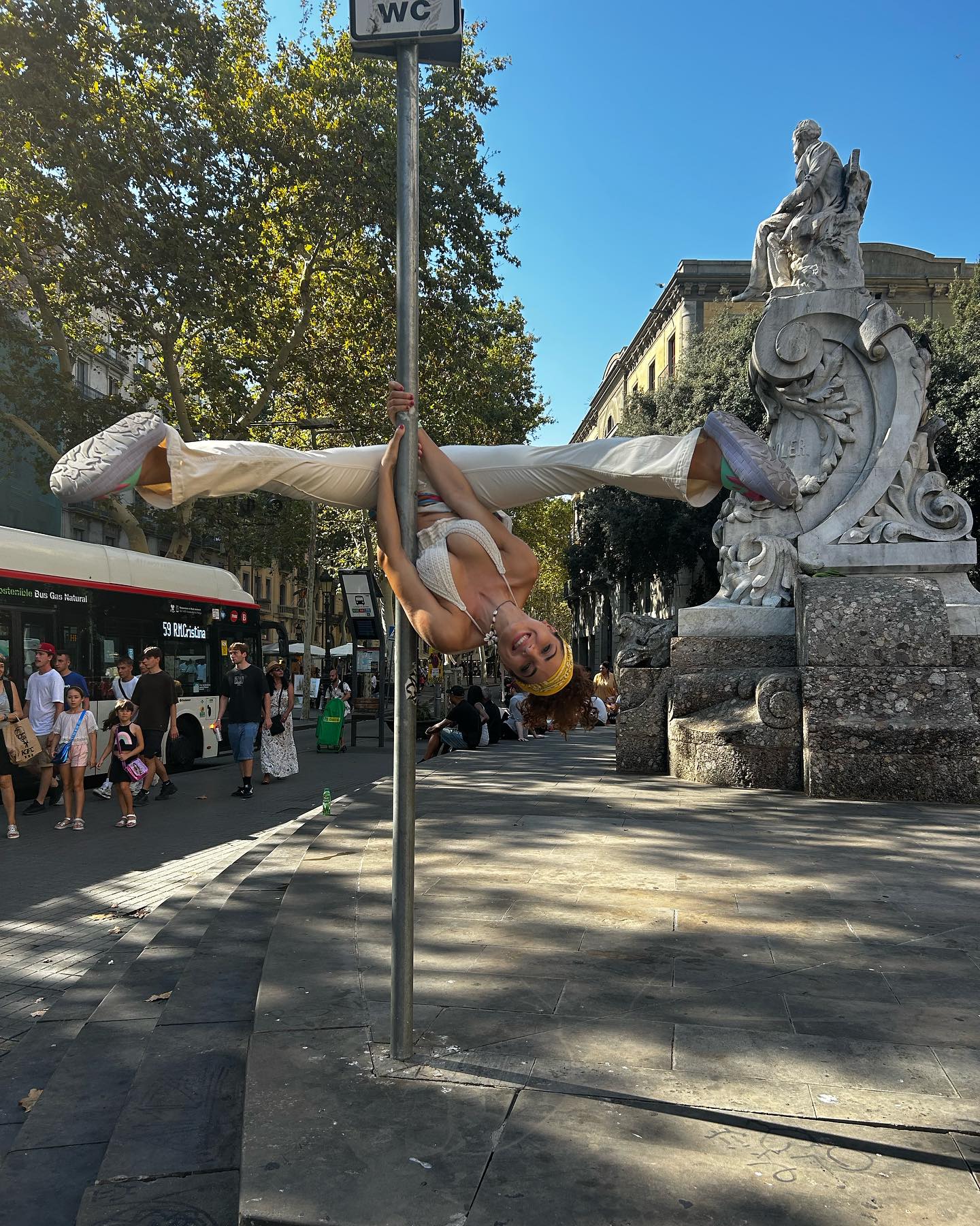 Inverted 🐨

#larambra #quartieregoticobarcellona #barcellona #europe #giusyravanni #poledancestreet #poledanceinversion #inversion #pdinversion #pdpose #pdstreetpole