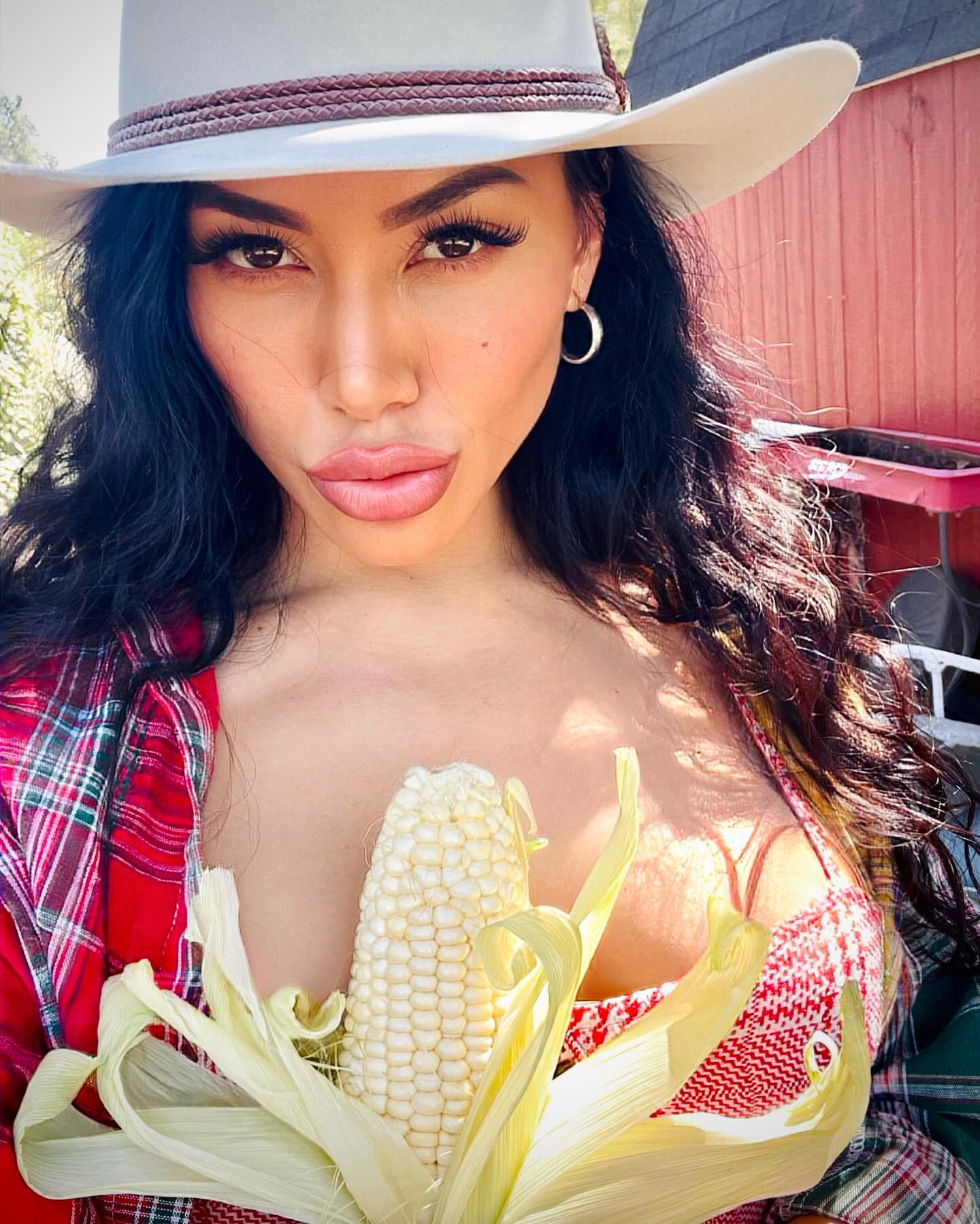 Yeehaw! Introducing my most recent character: Thelma, a tracker-riding corn farmer from the great state of _____________ , USA 👩🏻‍🌾🌽