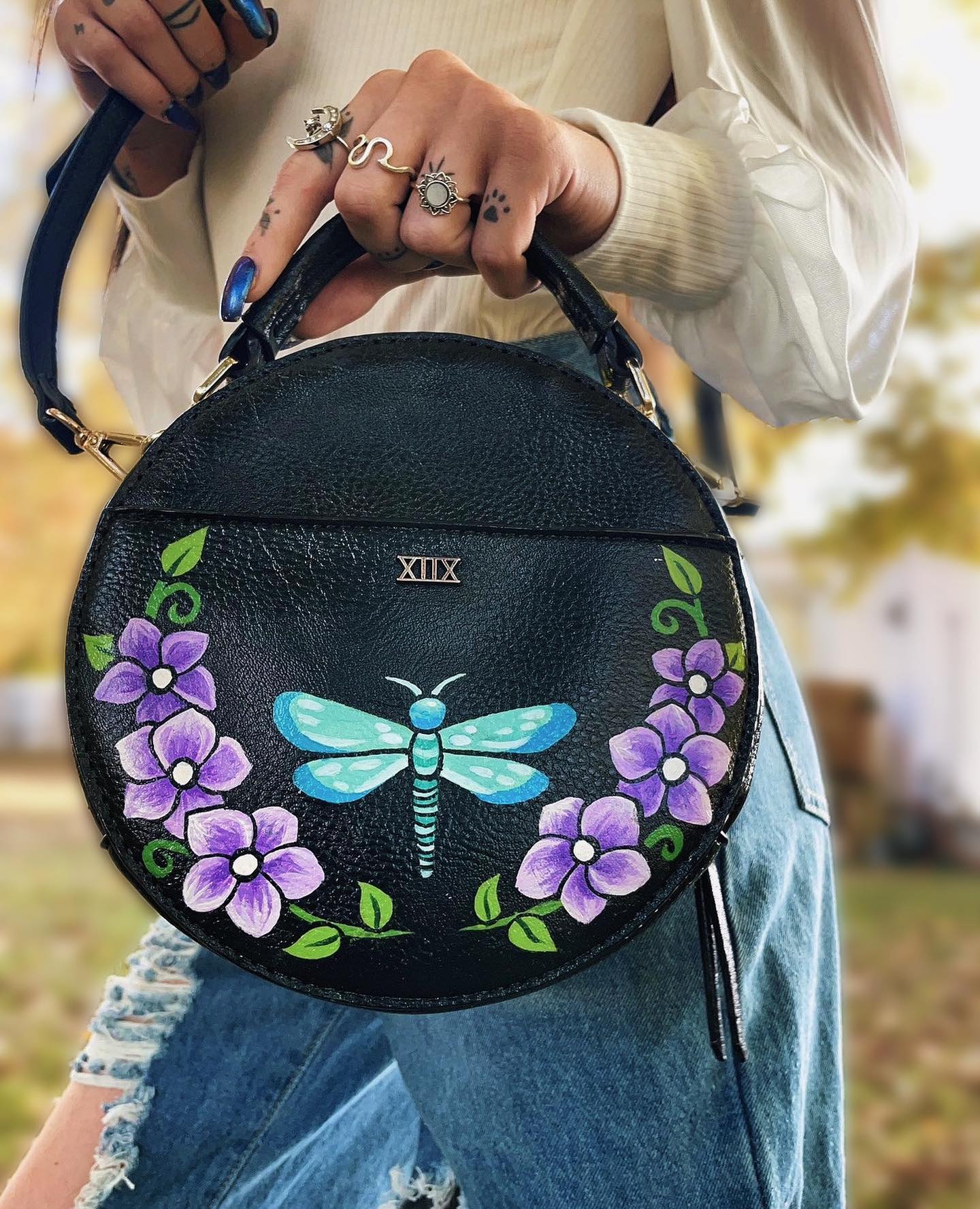 Throwback to my leather purse painting! I usually don’t throw things out that I’m tired of looking at. I make them pleasant to look at instead! 🥰