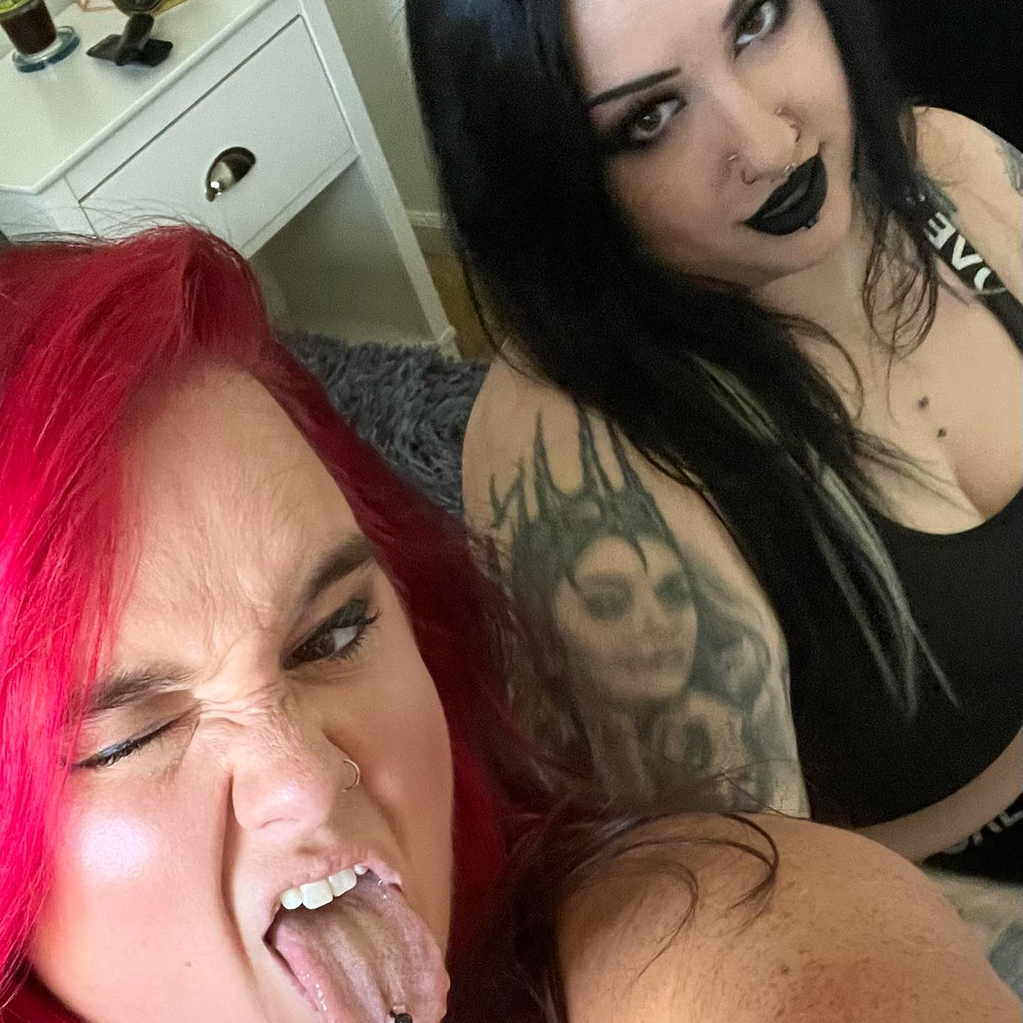 I miss @likeohmygoth and her hand 😜 Swipe for more!